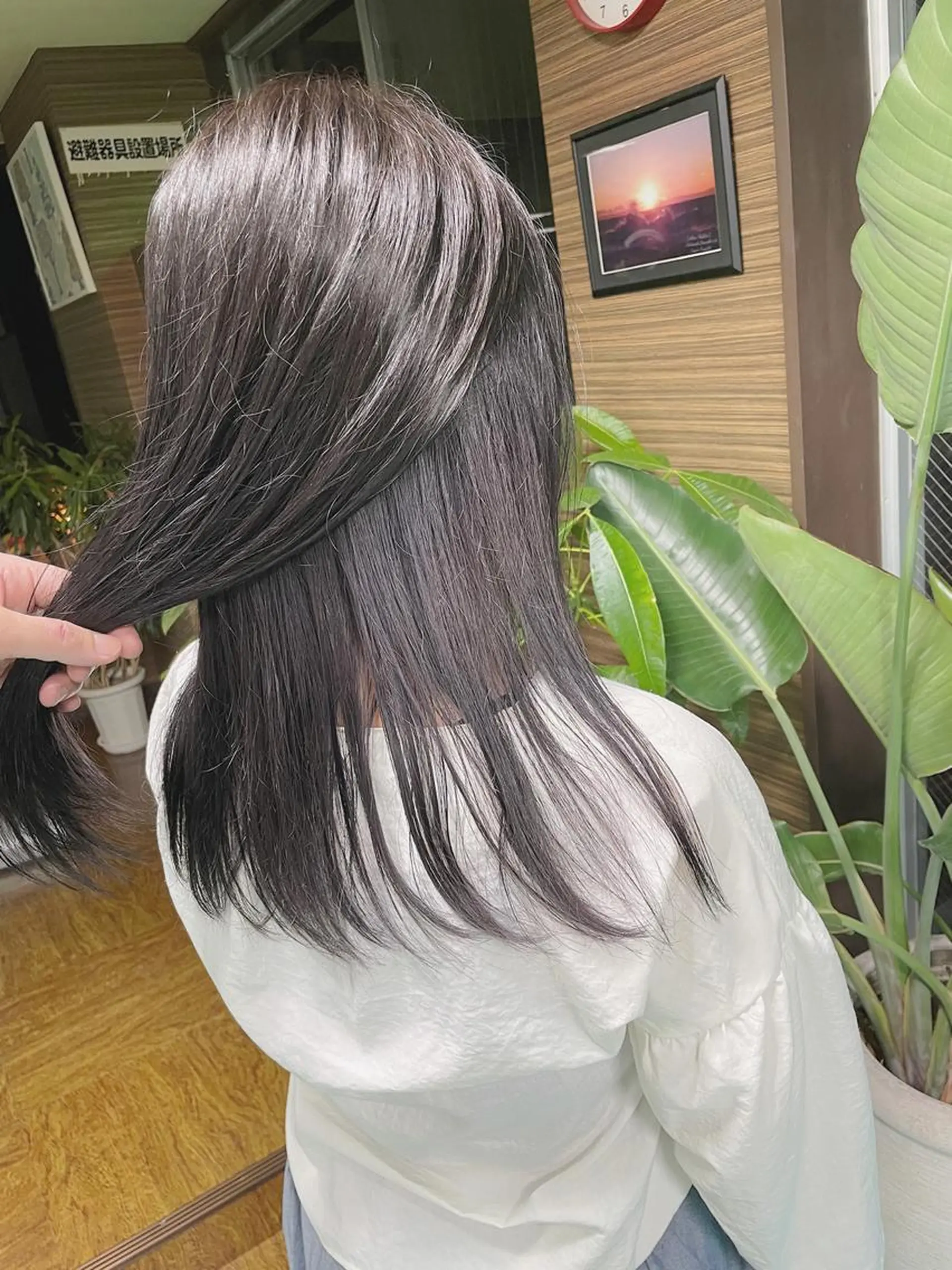 セミロング カラー ベージュカラー インナーカラー シルバー ヘアカラー 土居 正季のヘアスタイル