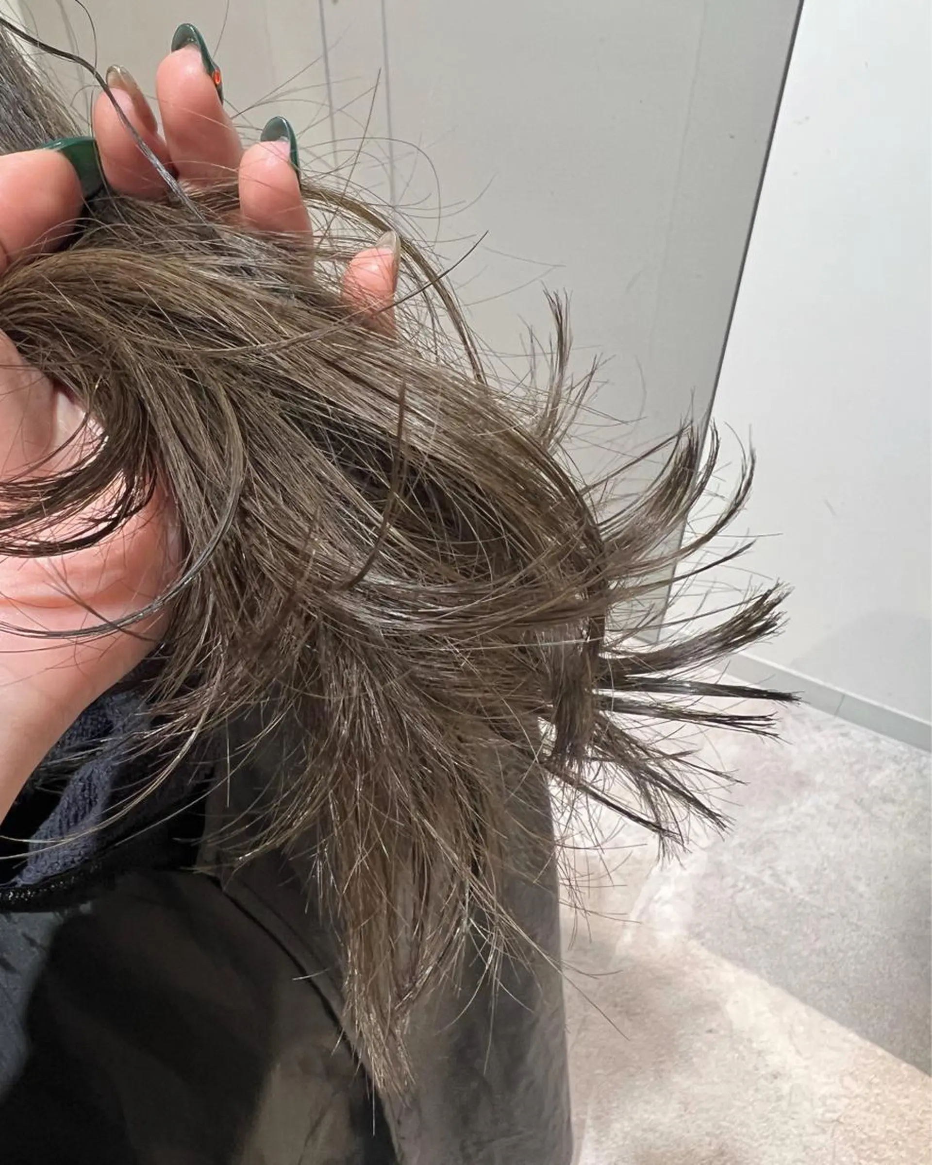 ミディアム カラー ヘアアレンジ ブリーチ ダブルカラー グレージュ ミルクティーグレージュ ブリーチなしカラー 暗髪カラー🫐パーマ おくだりんかのヘアスタイル