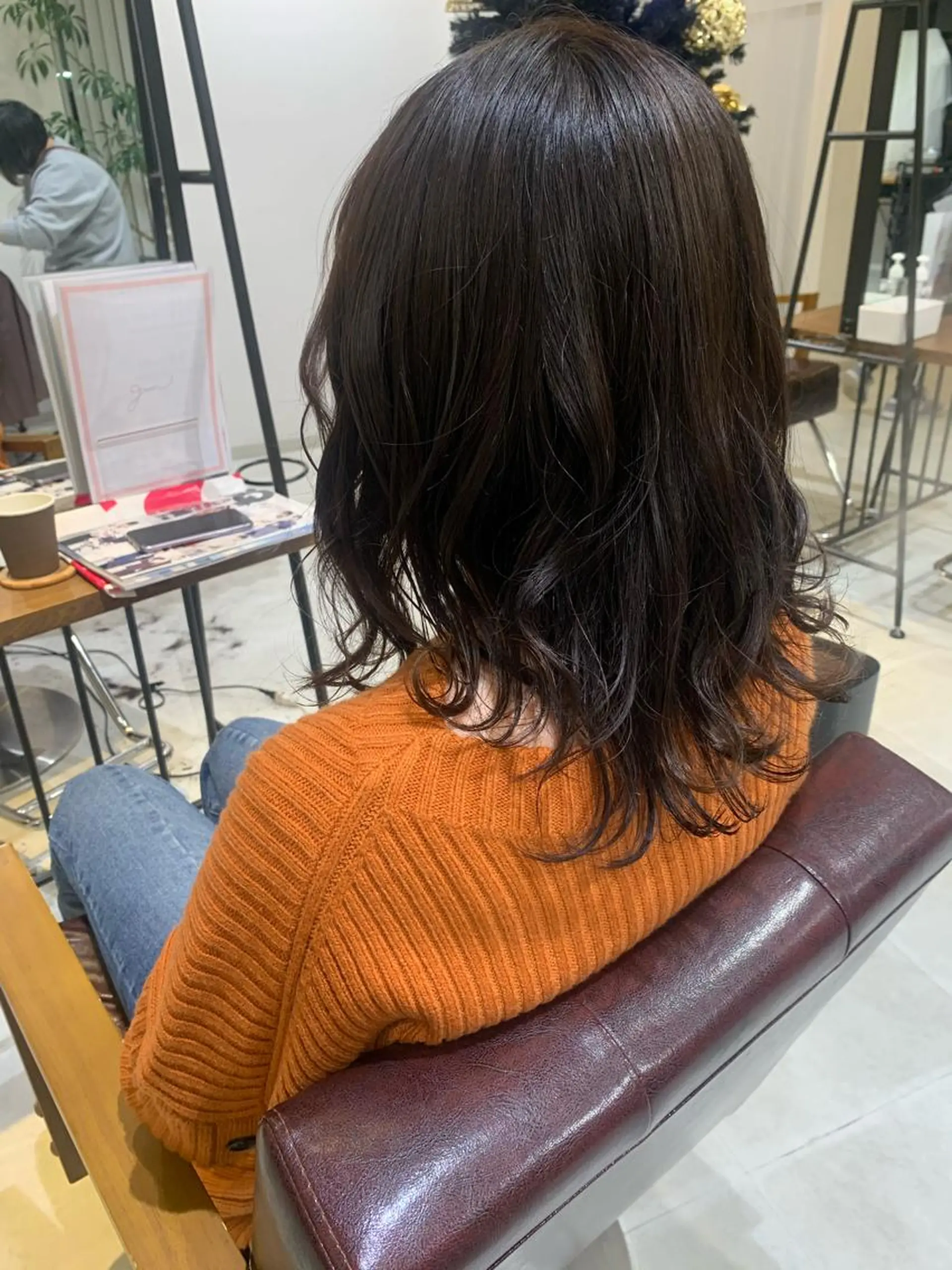 ミディアム カラー ブリーチ グレージュ ブリーチなしカラー カット ヘアカラー cher. 新井瑞希のヘアスタイル