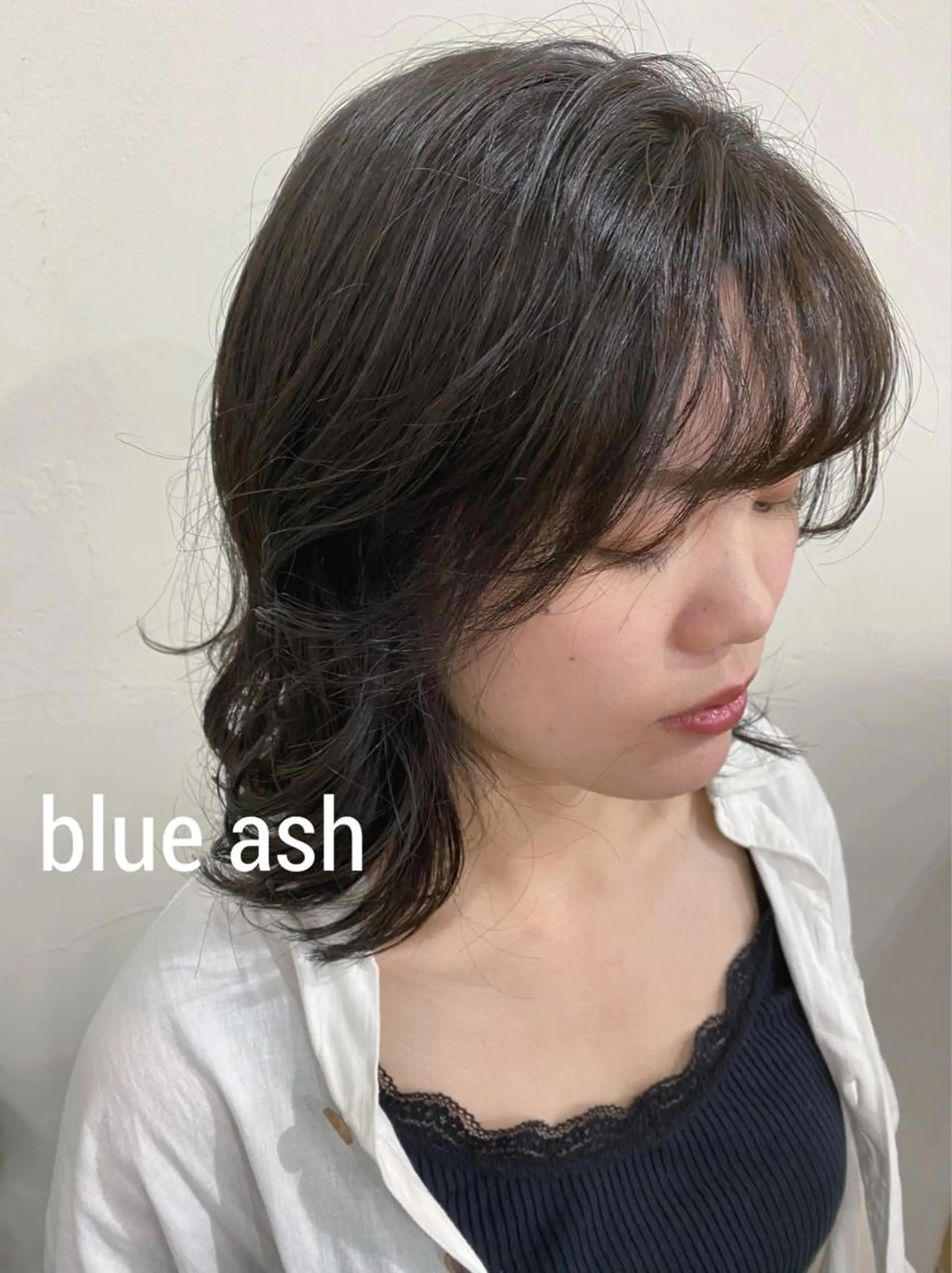 ミディアム カラー ヘアアレンジ アッシュ ブリーチ ブルーカラー ブルーアッシュ 透明感カラー 暗髪カラー🫐パーマ おくだりんかのヘアスタイル