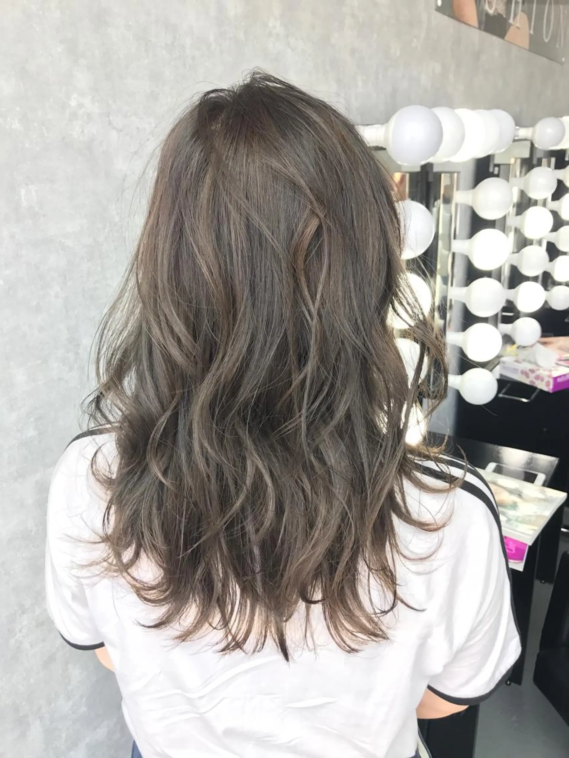 ミディアム カラー ダークグレー ハイライトカラー ハイライト TOMOYAレイヤー ブリーチ縮毛矯正のヘアスタイル