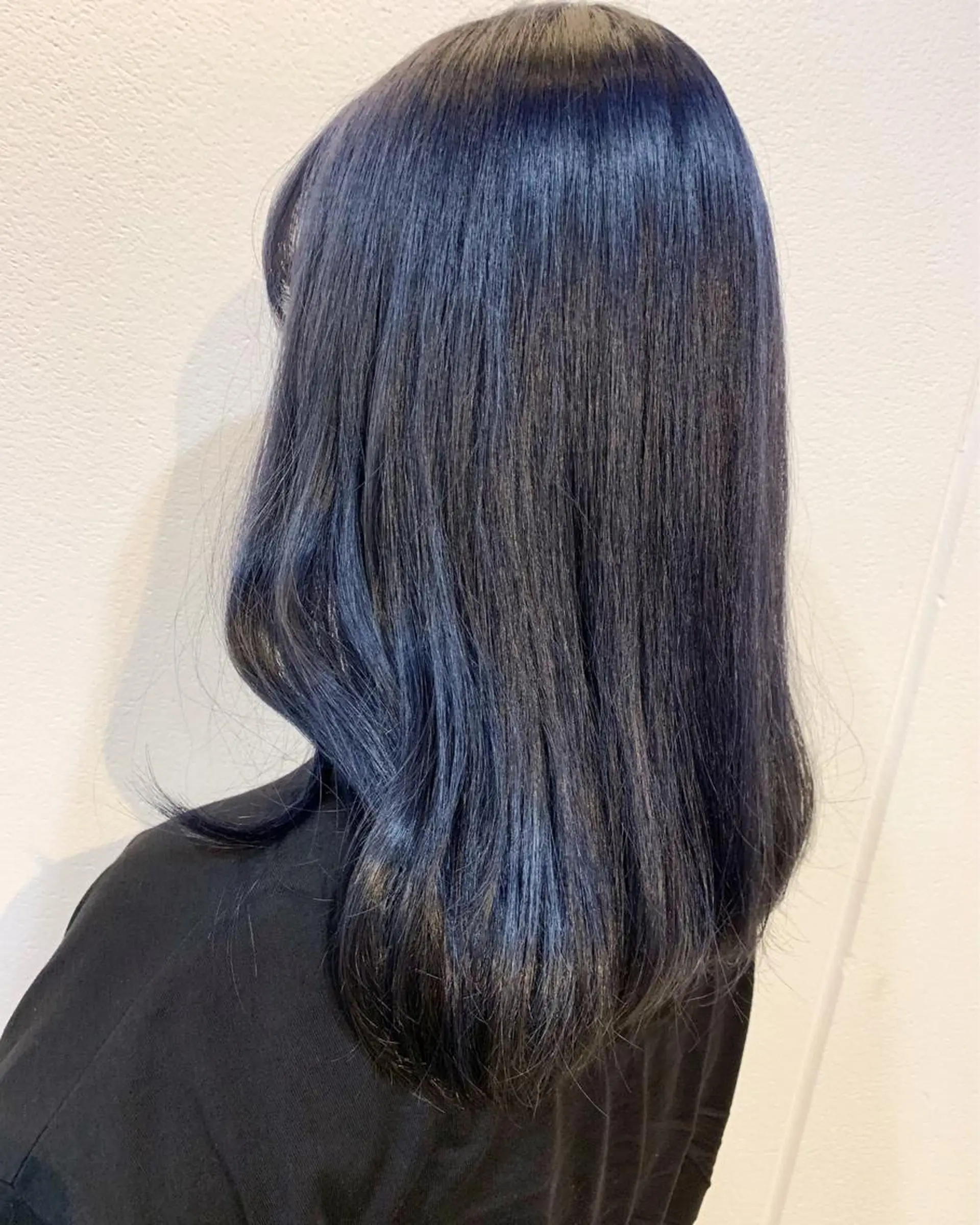 セミロング カラー 黒髪 ブリーチ ブルーカラー ブルーブラック Lolonois梅田 /Okazaki:)のヘアスタイル