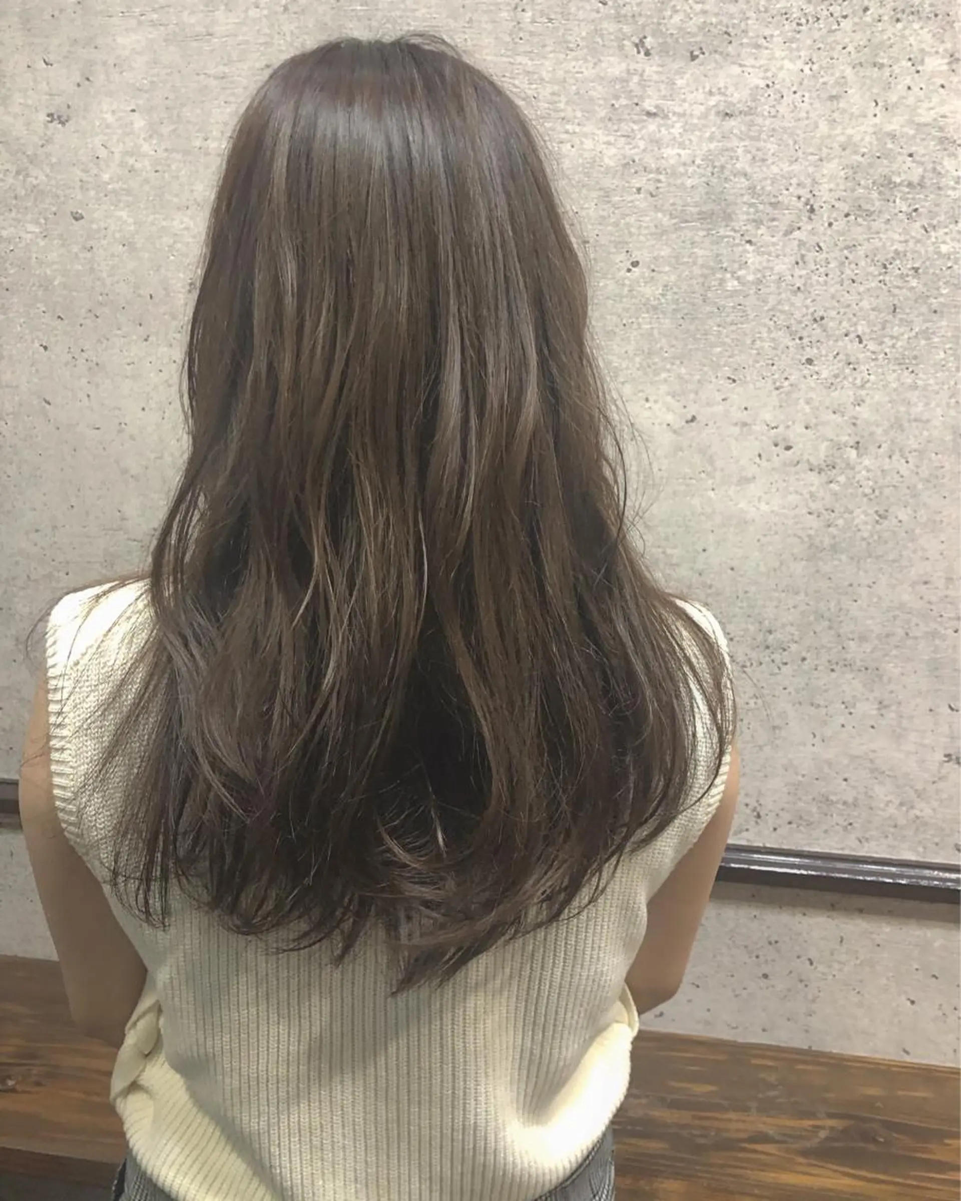 ロング カラー ベージュカラー カット ヘアカラー 江原 彩華のヘアスタイル
