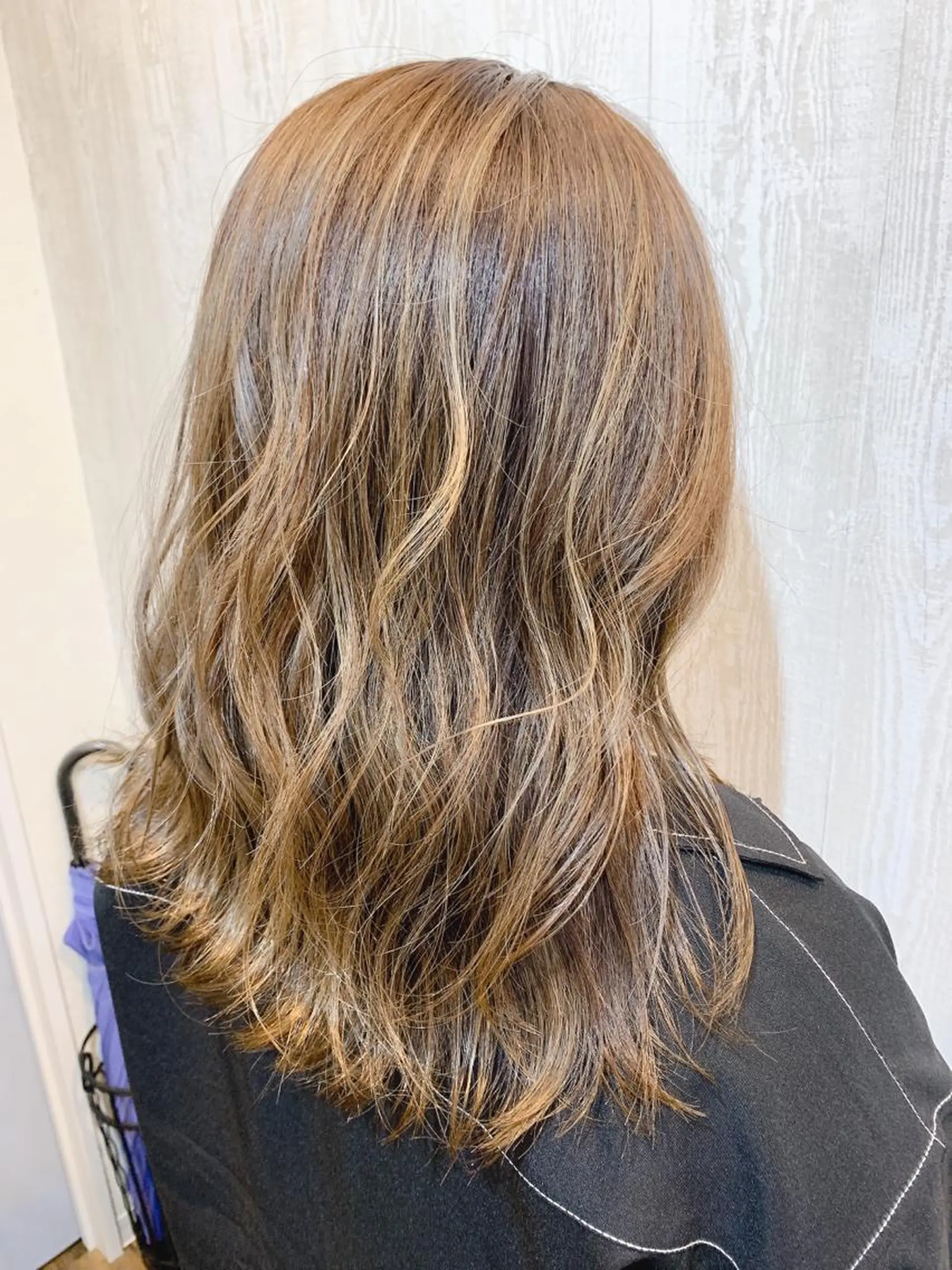 ミディアム カラー ヘアアレンジ アッシュ シルバー シルバーアッシュ HUENEST アカデミーサロンのヘアスタイル