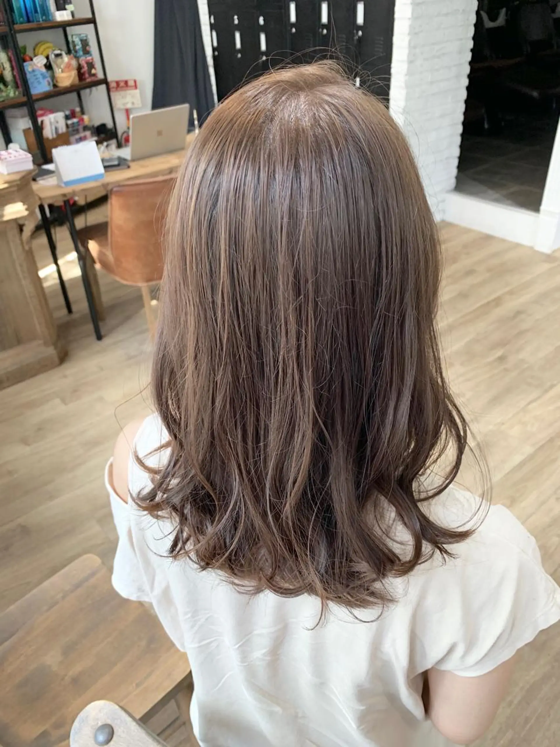 ミディアム いけだ　ひかり ハイライトくびれヘアのヘアスタイル