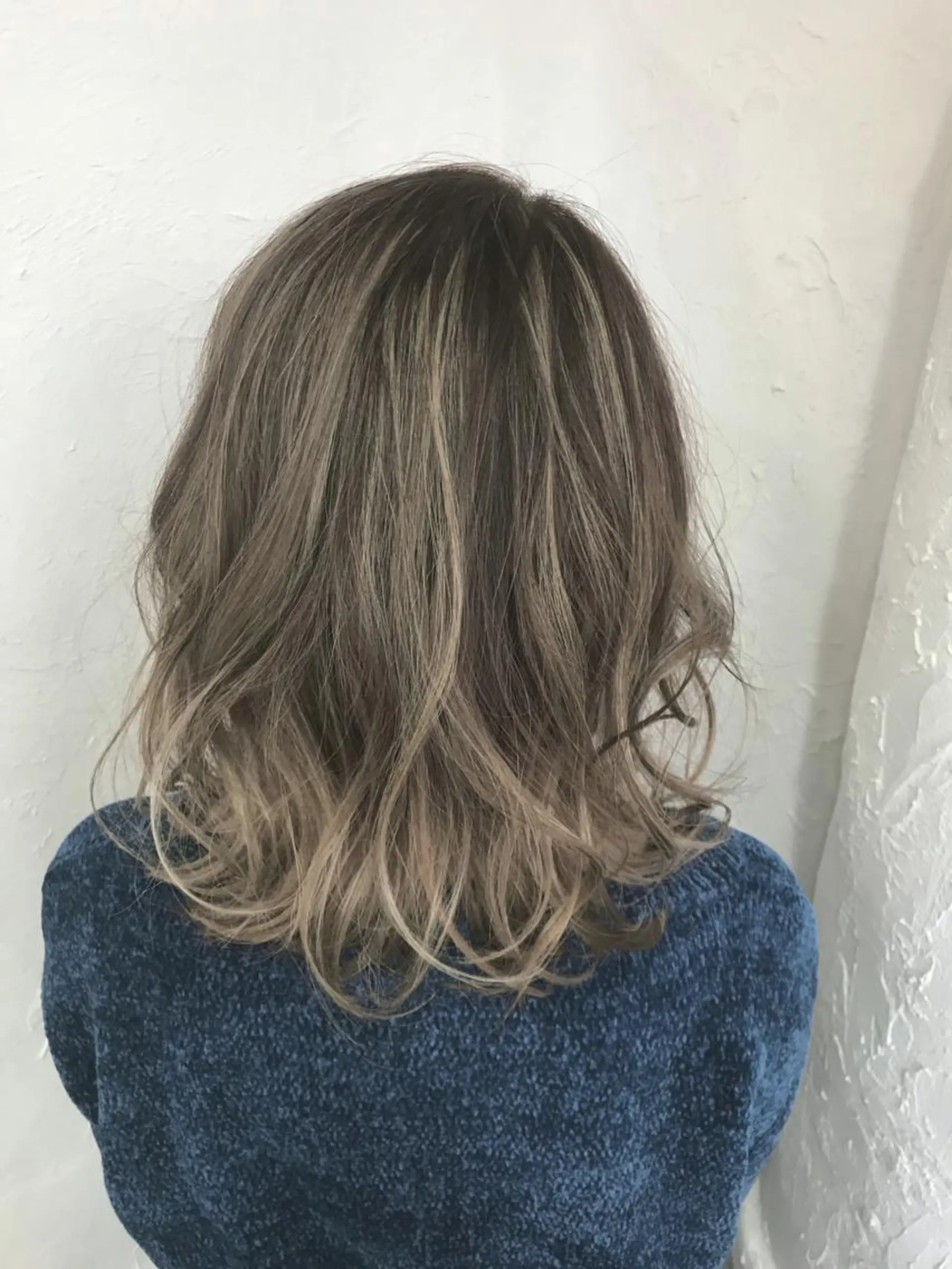 ミディアム カラー 抜きっぱなしブロンド ハイライトカラー ハイライト 伊藤 優希のヘアスタイル