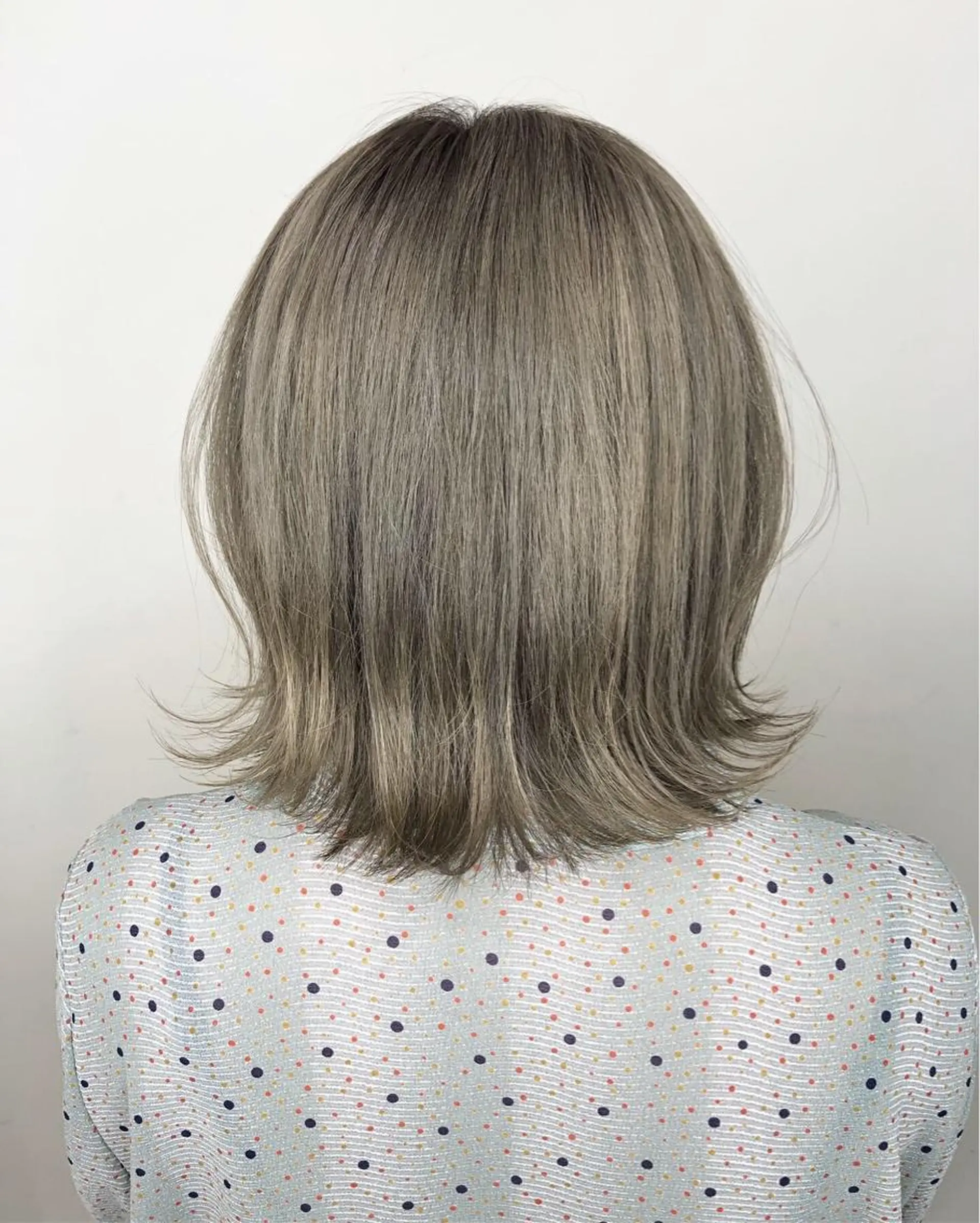 ショート カラー ブリーチ 透明感カラー グレージュ ミルクティーグレージュ 透明感カラー 松田晃代のヘアスタイル