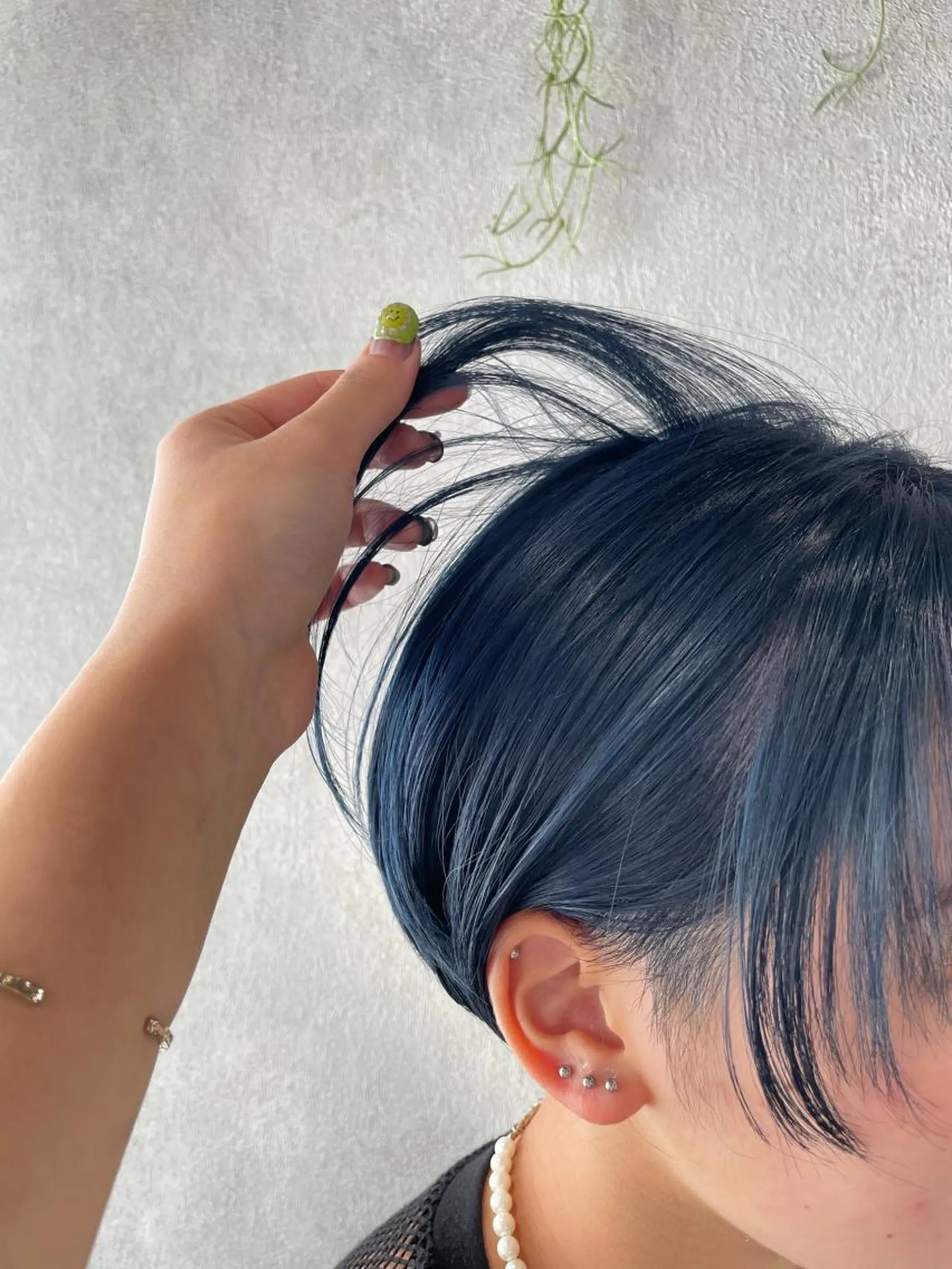 ショート カラー 黒髪 ブリーチ ブルーカラー ブルーブラック ケアブリーチ ヘアカラー ナチュラル透明感🌱 小山美樹子のヘアスタイル