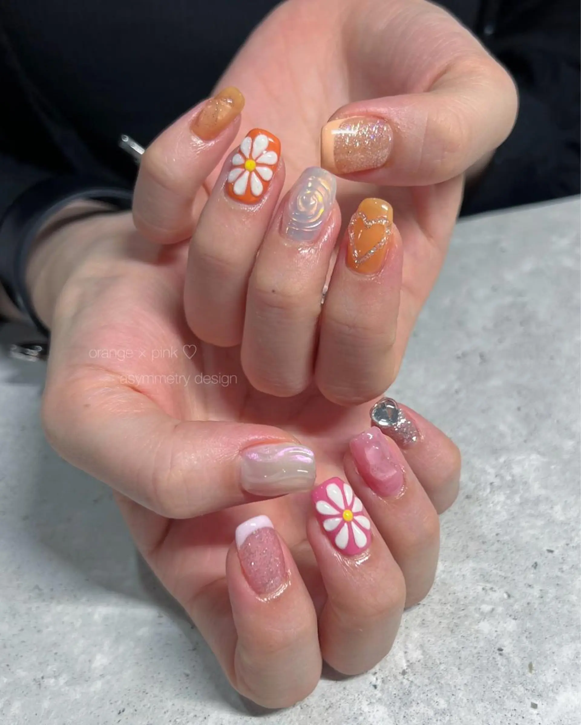 ネイル オーロラネイル フラワーネイル フレンチネイル ニュアンスネイル オレンジ ハンドネイル Nail Adore.のネイルデザイン