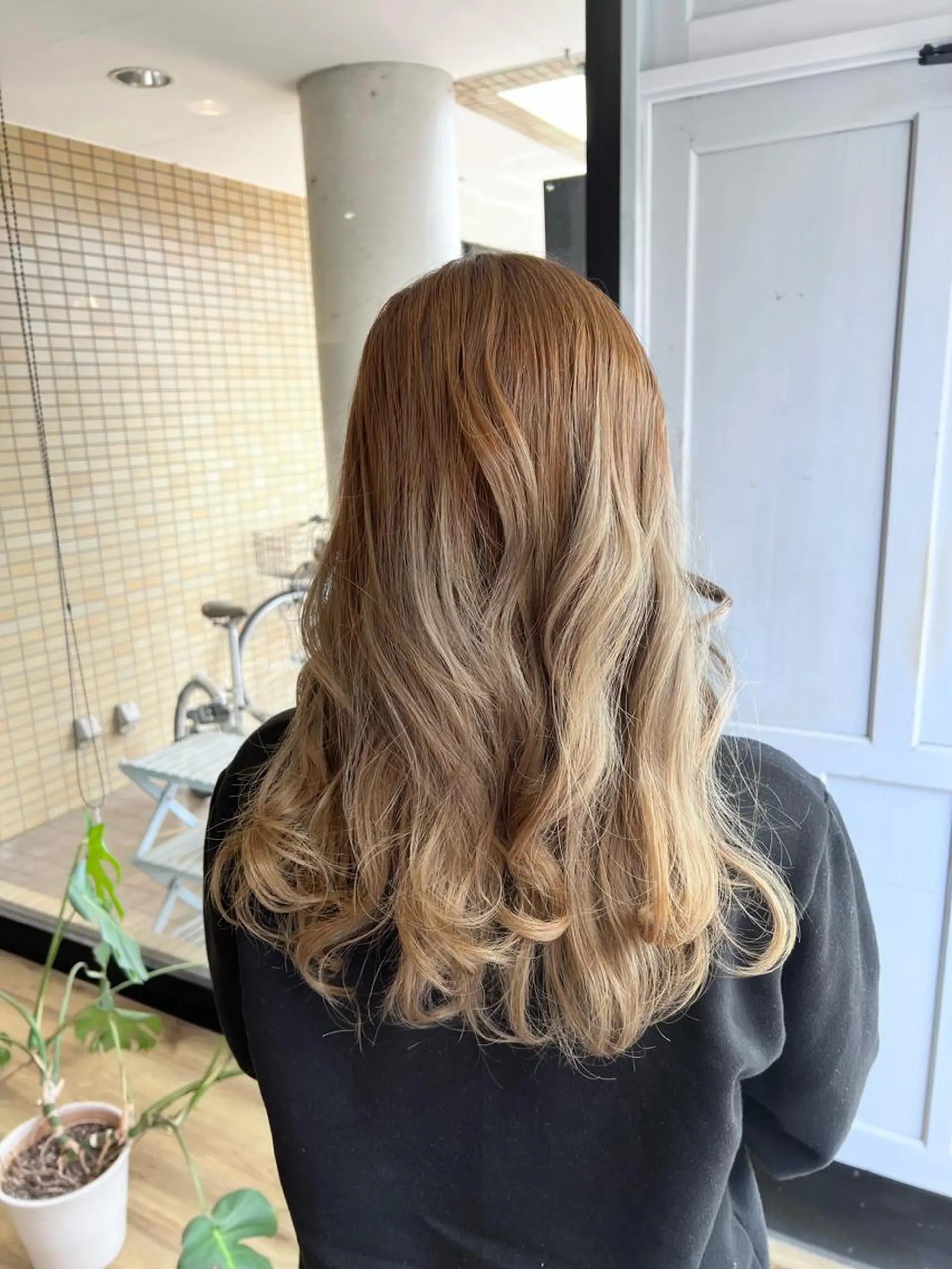 ロング カラー ベージュカラー ブリーチ ヘアカラー トリートメント ツキダテ ユイのヘアスタイル
