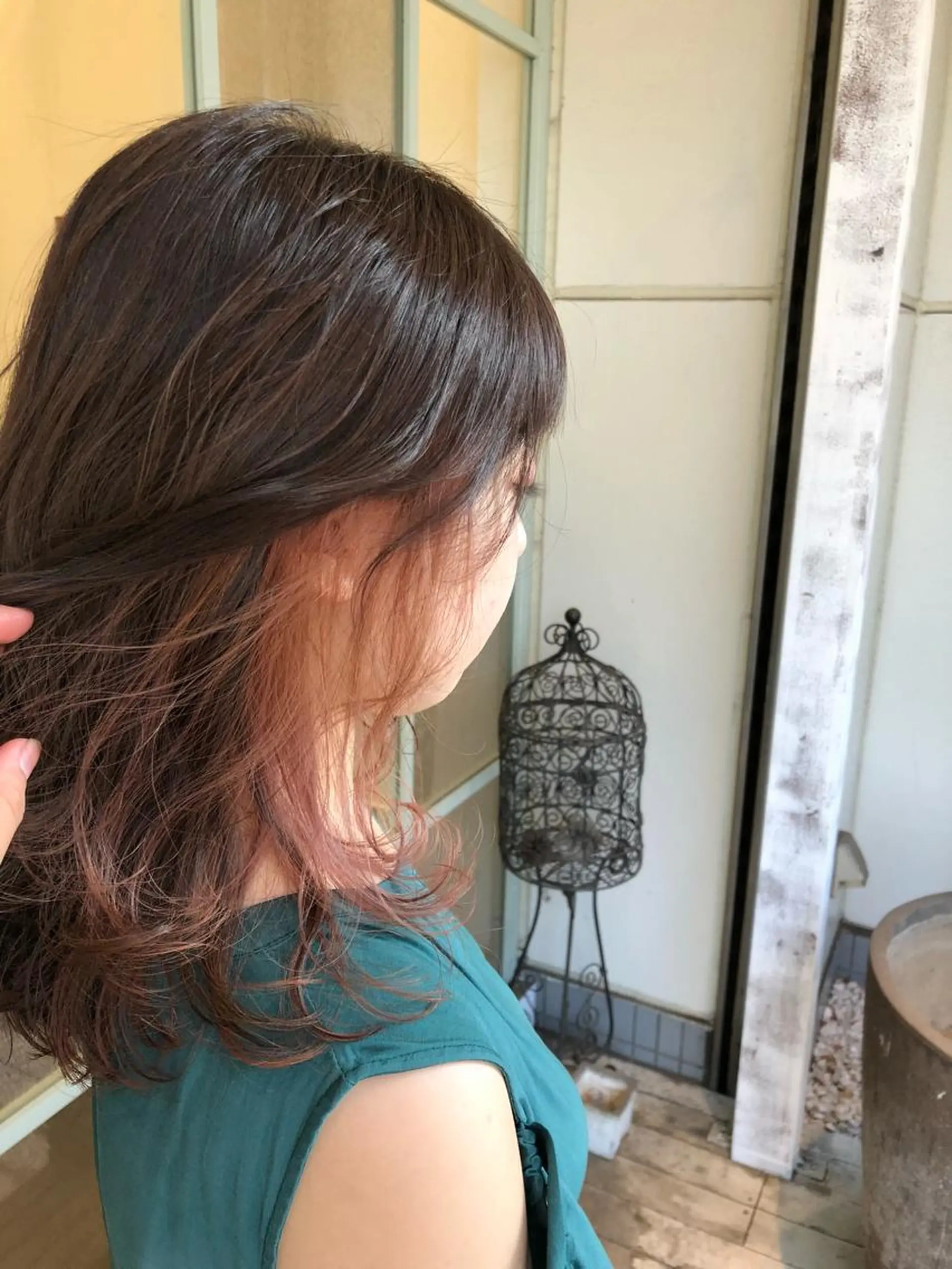 ミディアム カラー インナーカラー ピンクカラー 鈴木 奈波のヘアスタイル