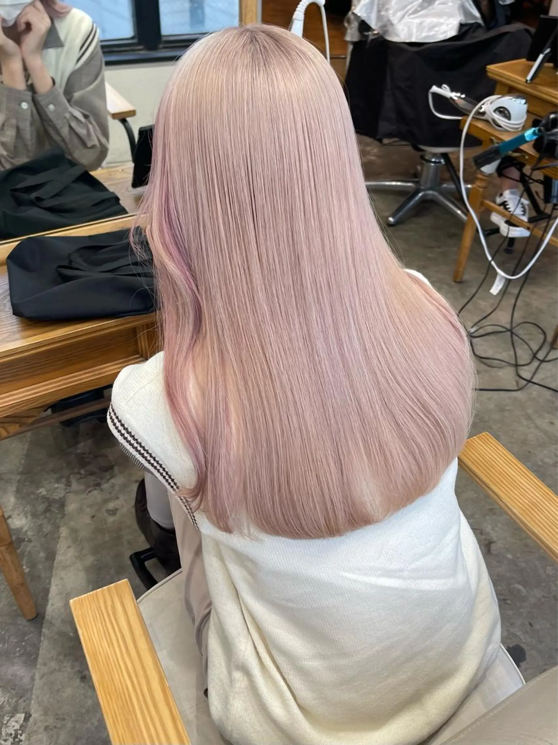 ロング カラー ヘアアレンジ ブリーチ ピンクカラー ホワイトピンク 顔周りカット キダアヤカ/ 梅田/ベージュカラーのヘアスタイル