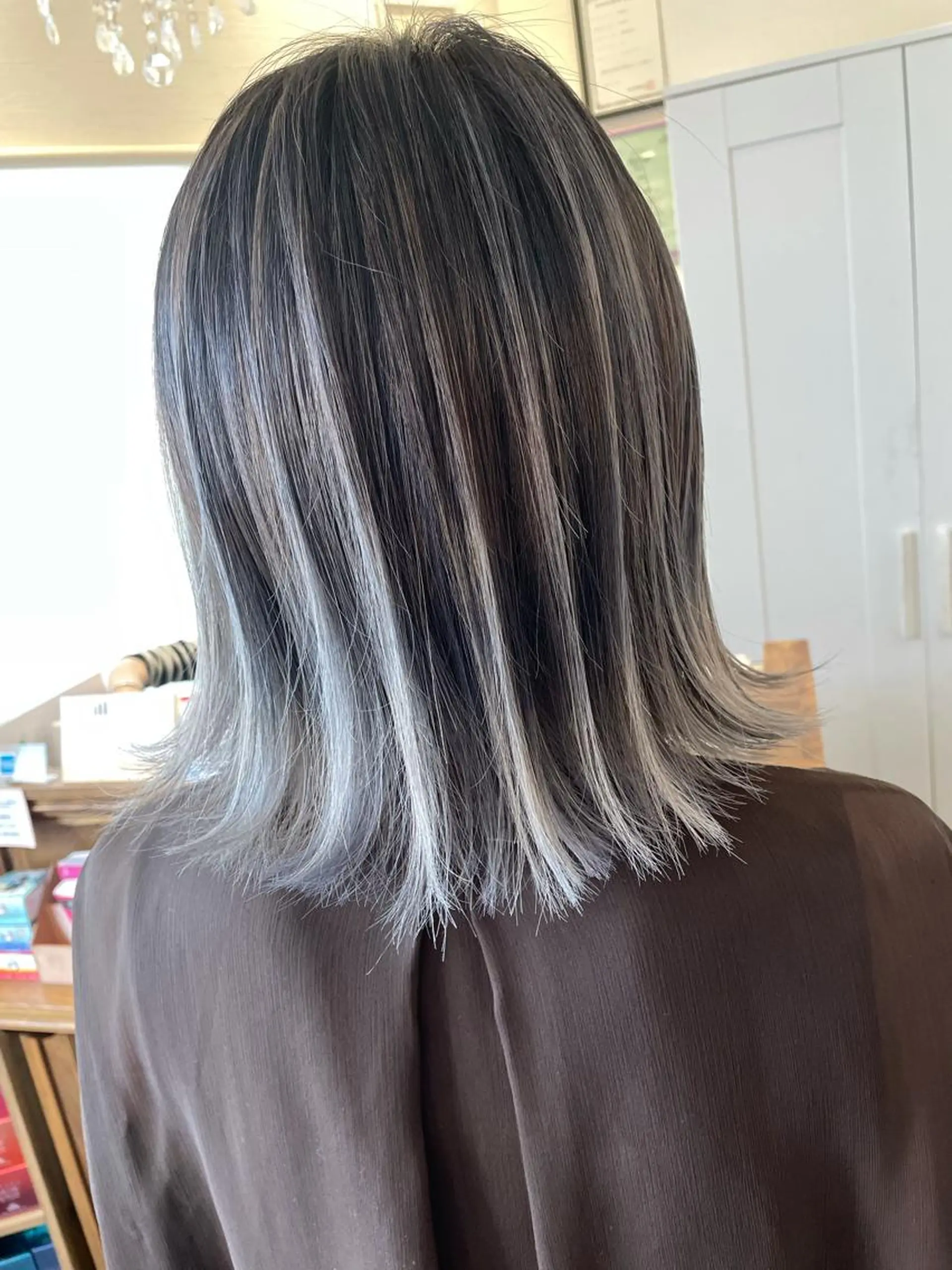 ミディアム カラー バレイヤージュ シルバー レイヤーカット 皆巳 達郎のヘアスタイル