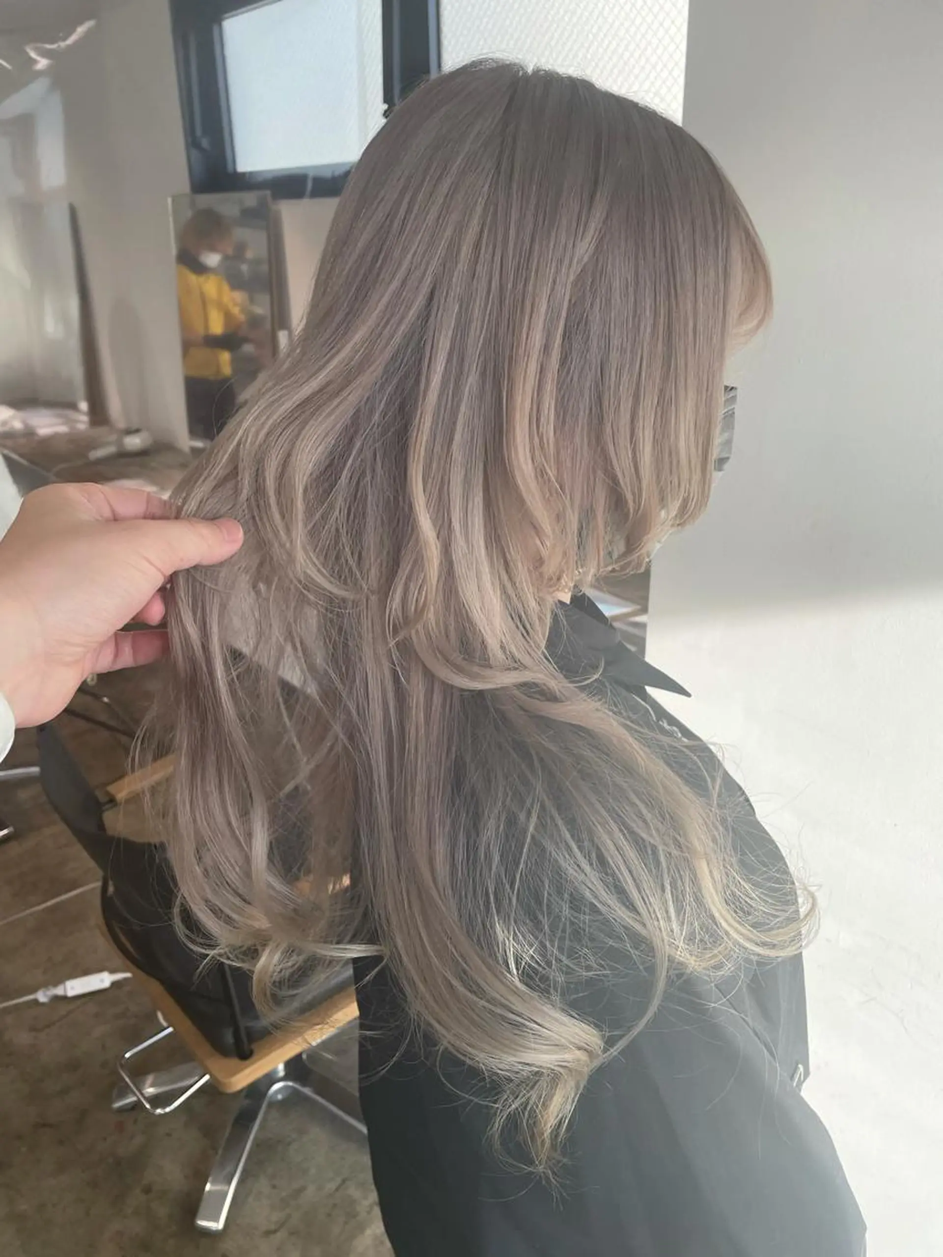 ロング カラー ベージュカラー ホワイトベージュ レイヤーカット ロング ウルフカット ヘアカラー トリートメント ハイトーン/レイヤー /ケアブリーチ石川治のヘアスタイル