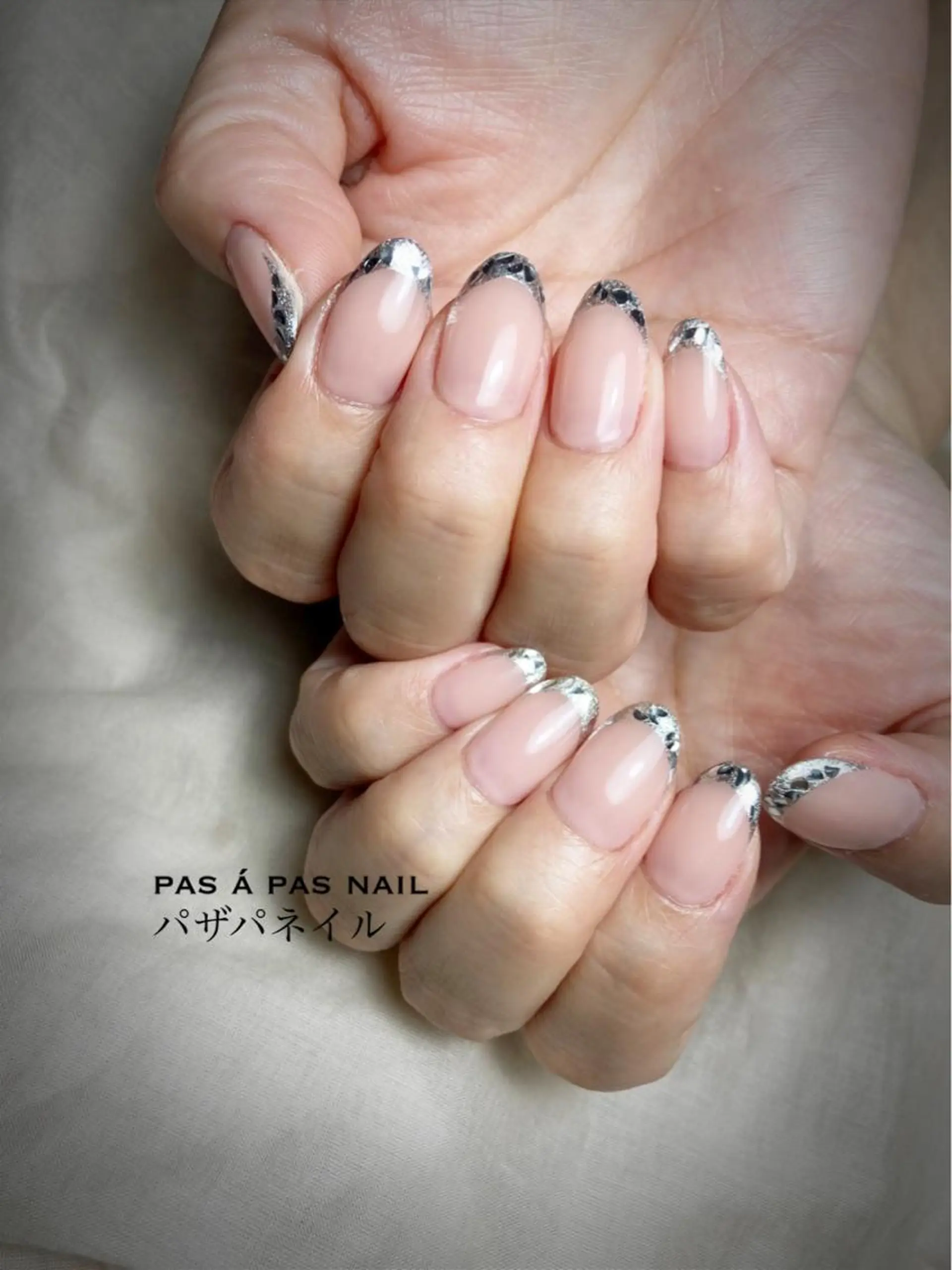 ミディアム ネイル フレンチネイル ガラスフレンチ Yakko pas á pasのネイルデザイン