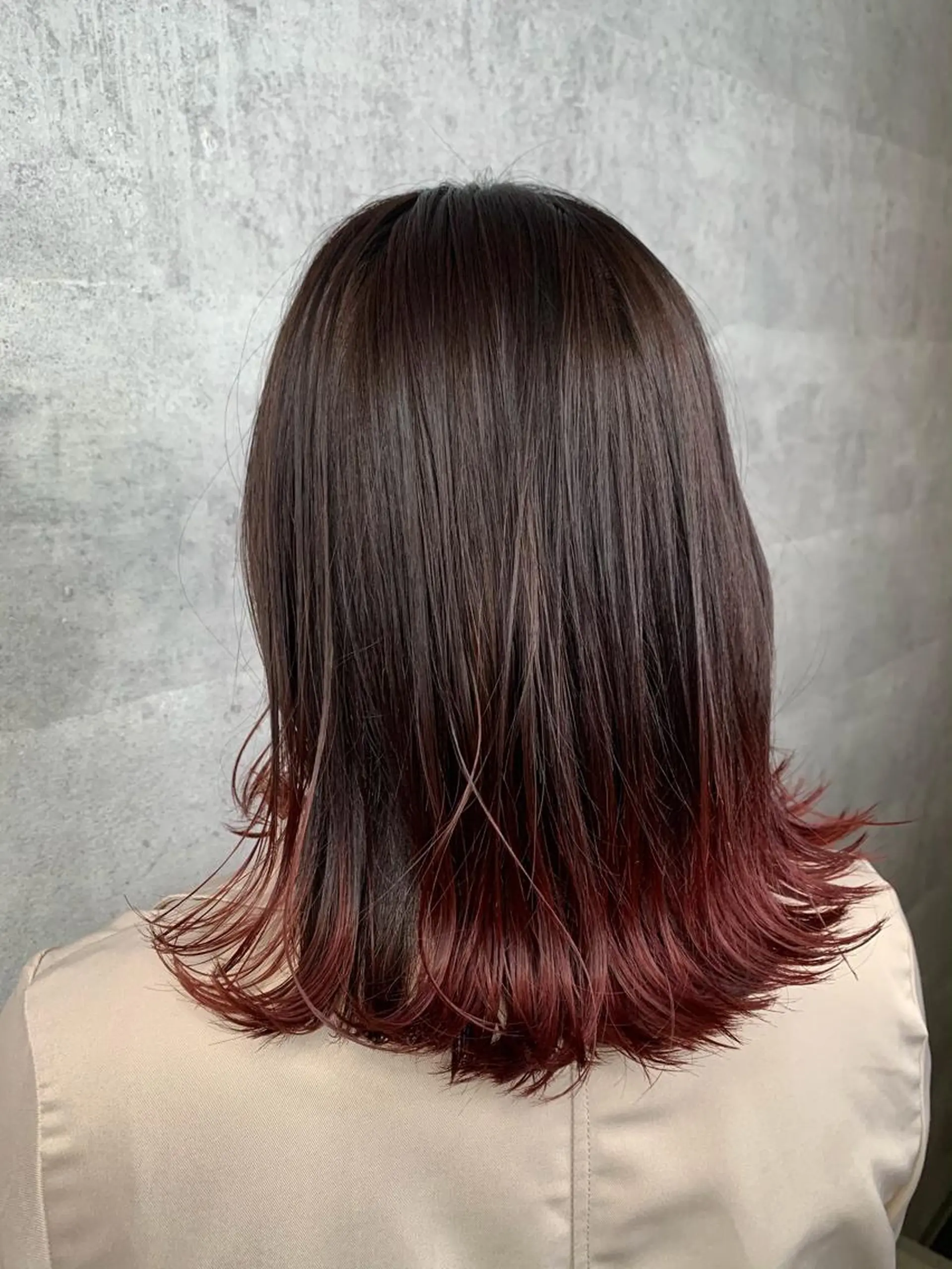 セミロング 外ハネヘア mimiiy梅田 中崎町ハイトーンのヘアスタイル