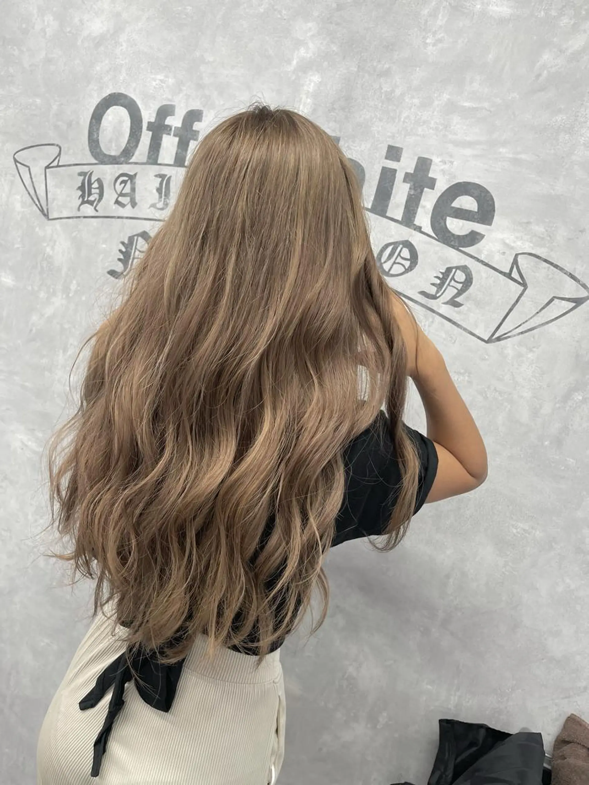 ロング カラー ベージュカラー ハイトーンカラー イルミナカラー ミルクティーベージュ カット ヘアカラー トリートメント オフホワイトアンドなんば所属・福西 洋斗のヘアスタイル