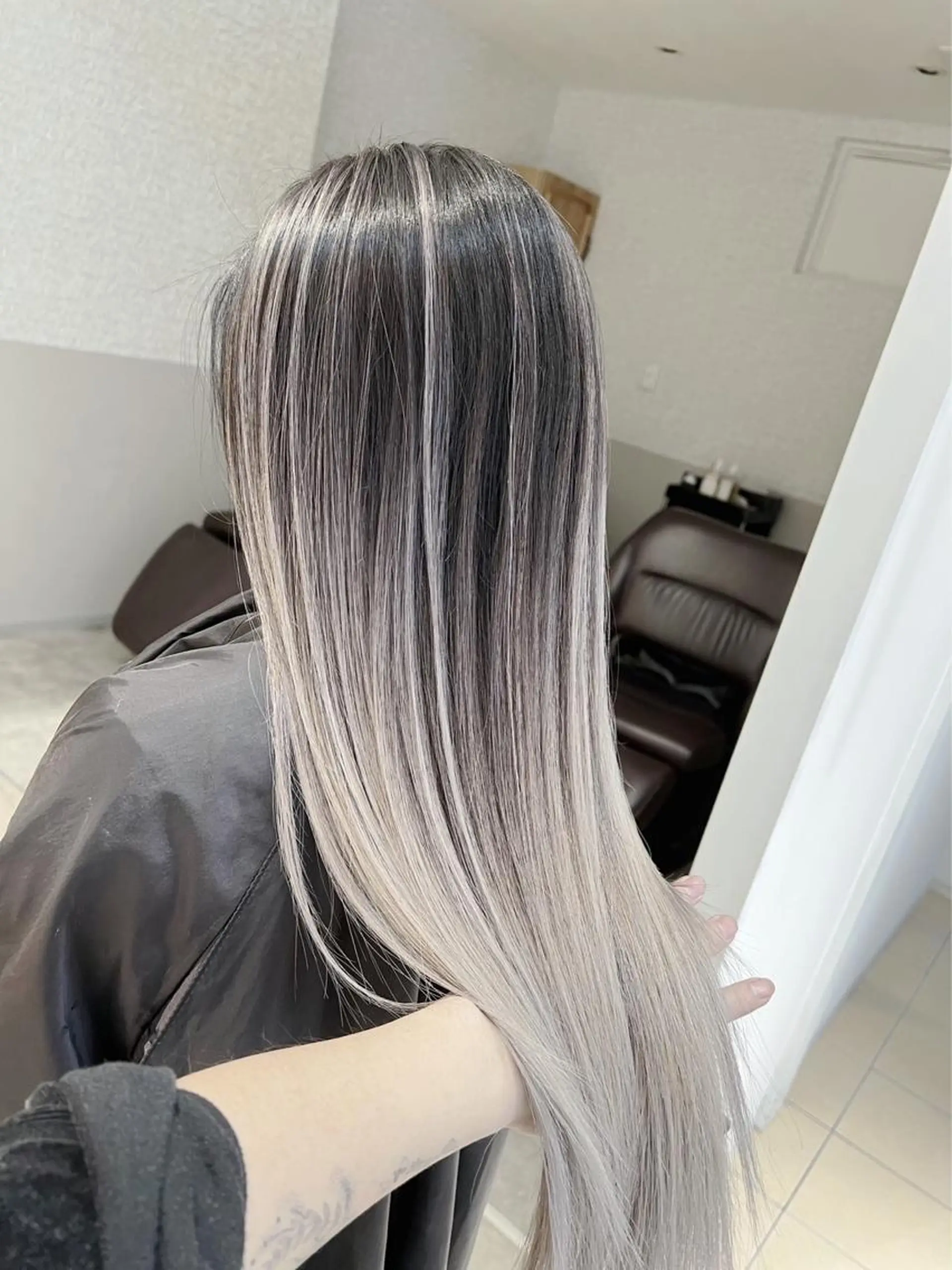 ロング カラー バレイヤージュ シルバー ホワイトシルバー レイヤーカット ヘアカラー トリートメント ROBIN所属・指名数No.1 /NAOYAのヘアスタイル