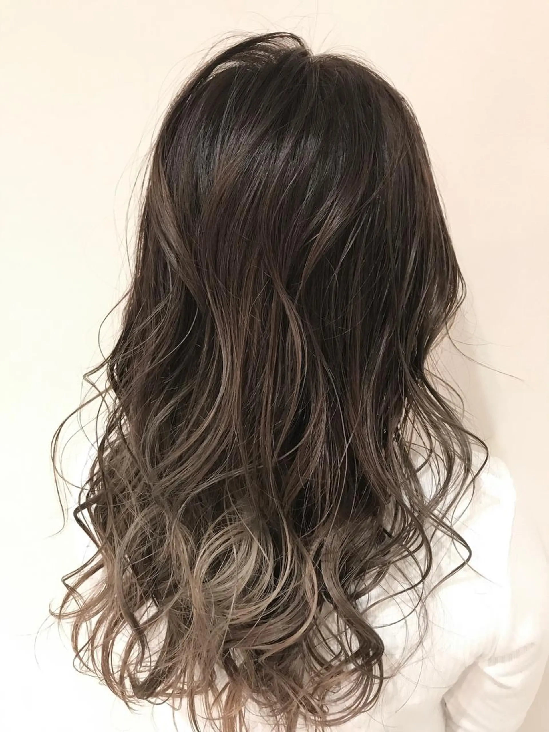 ミディアム カラー アッシュ アッシュグレー アッシュグレージュ バレイヤージュ ブリーチ AMI Hair  supply所属・髪質改善カラー 韓国風レイヤーのヘアスタイル