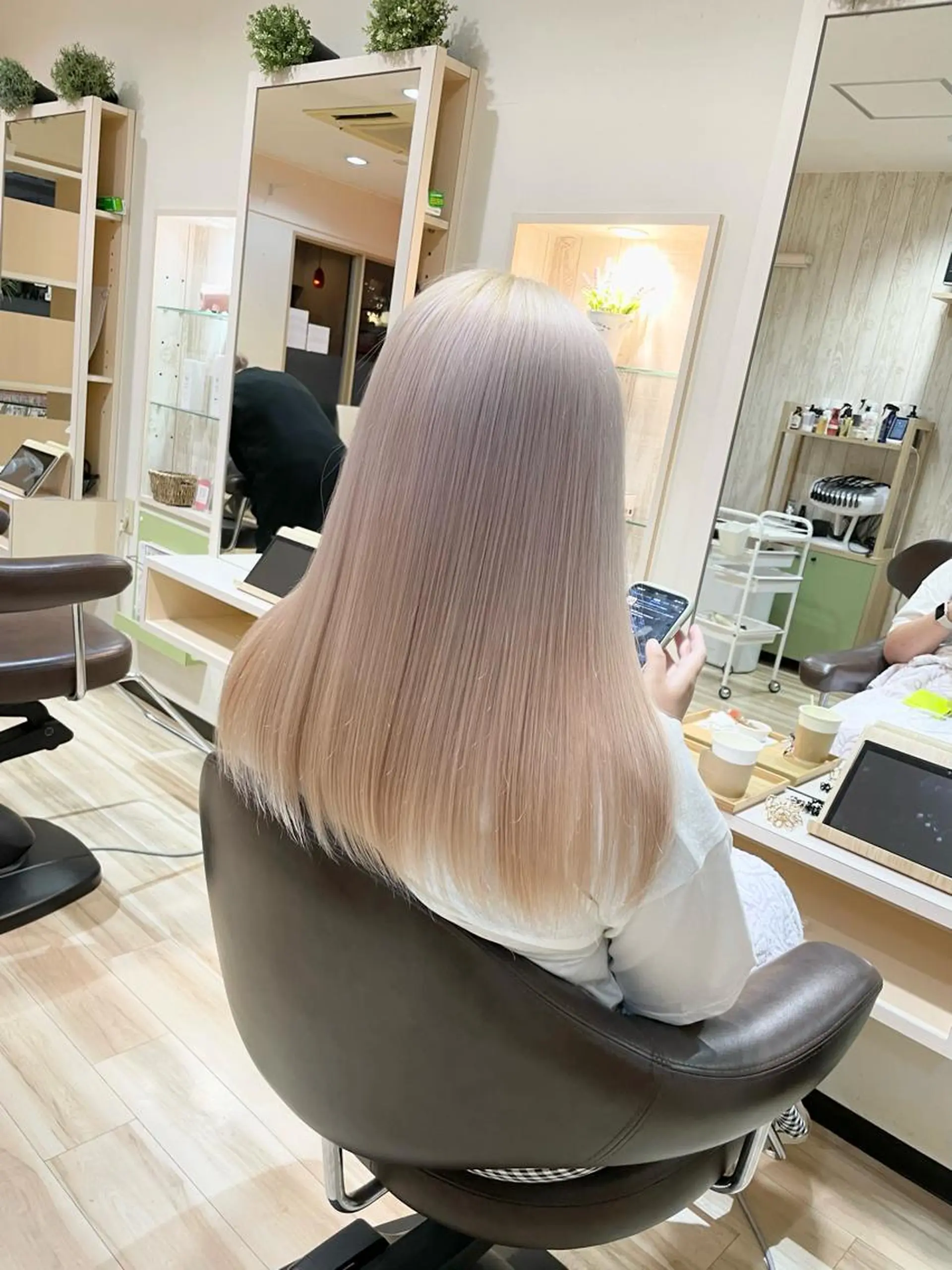 セミロング カラー 🌈派手髪ハイトーン 🌈鈴木亮太🌈のヘアスタイル