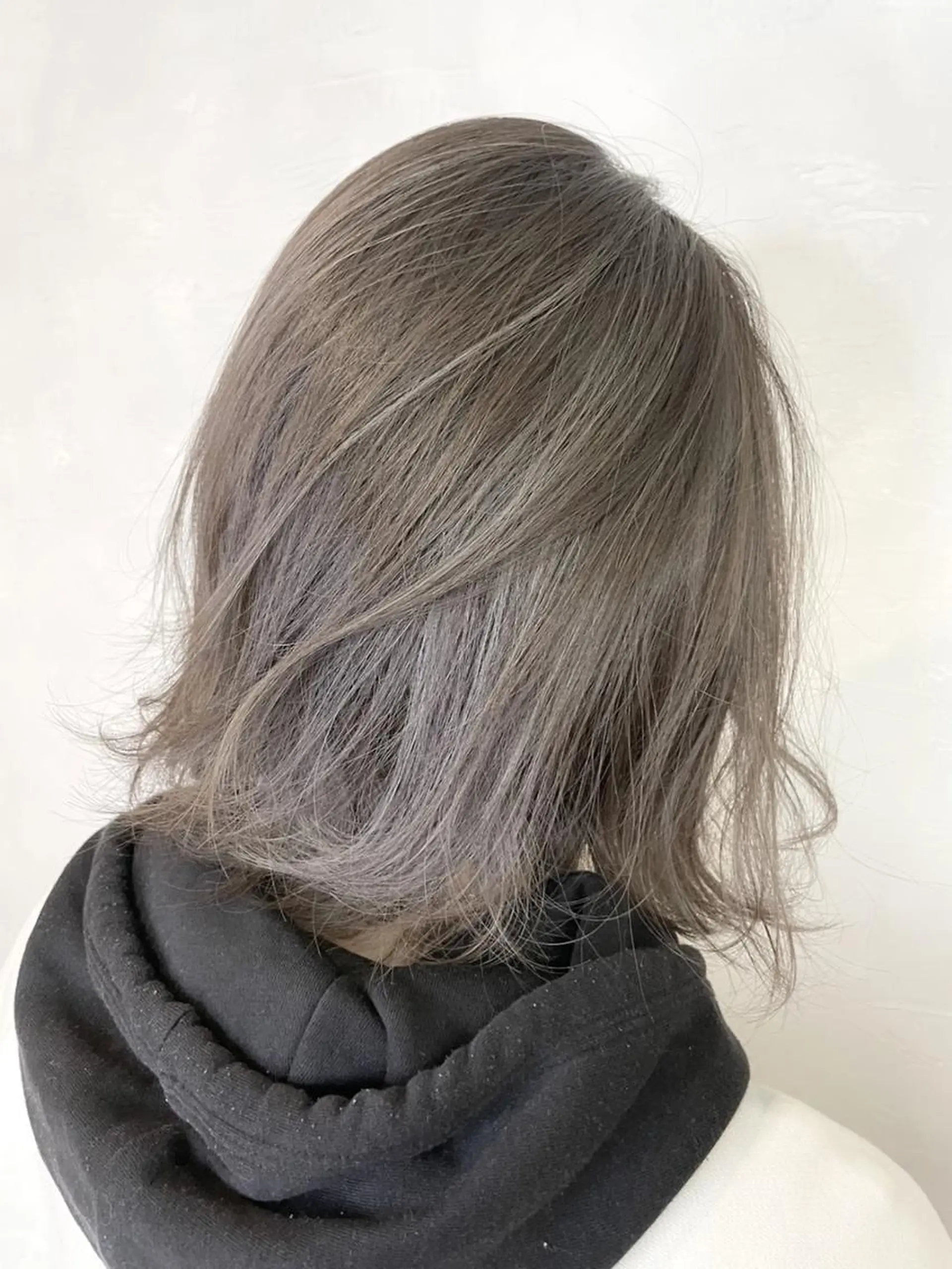ミディアム カラー グレージュ ハイライトカラー ハイライト 外ハネヘア ANGELICA LABO 梅田店のヘアスタイル