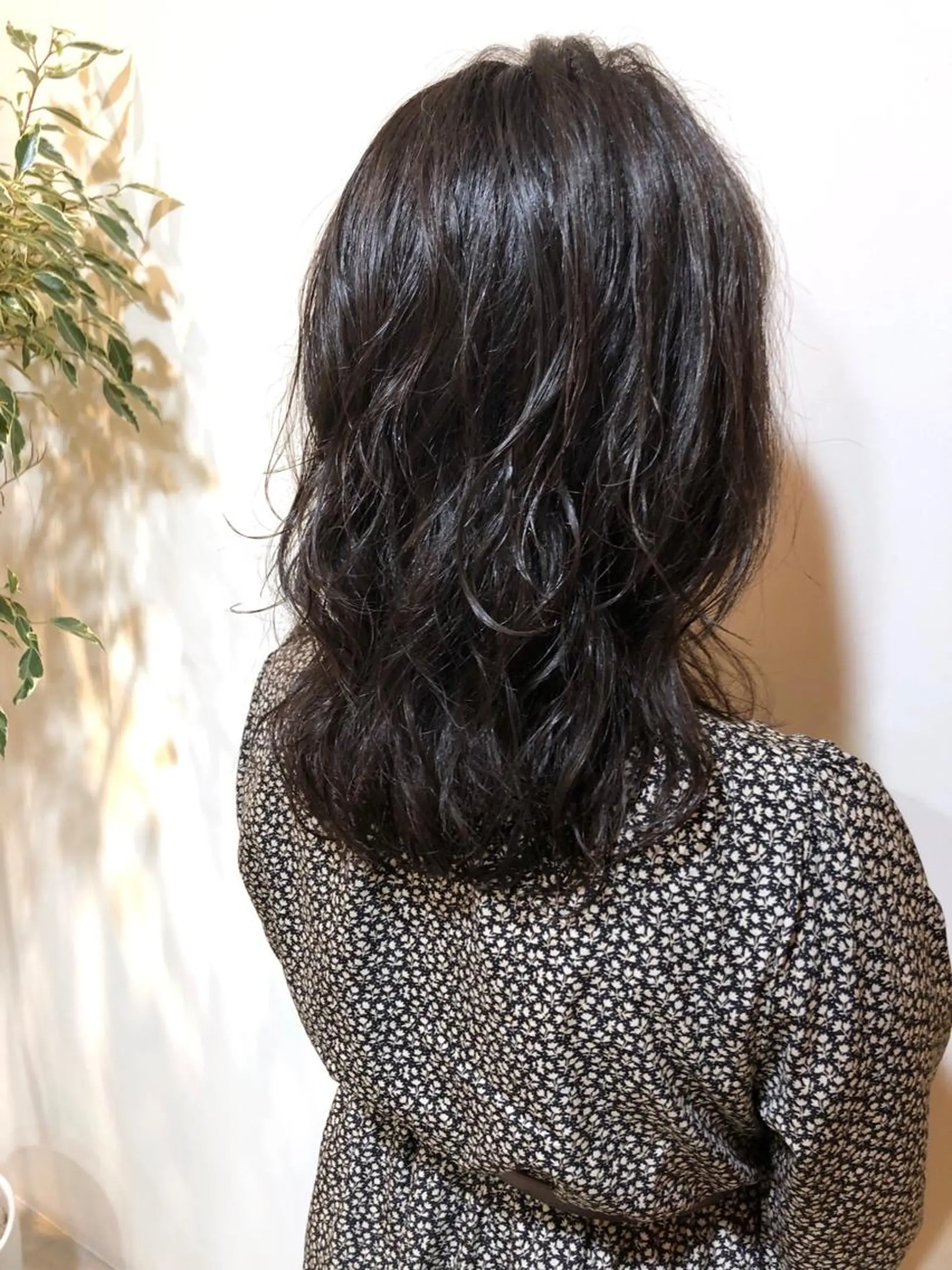 ミディアム パーマ MIOベージュカラー 柔らかいカラーのヘアスタイル