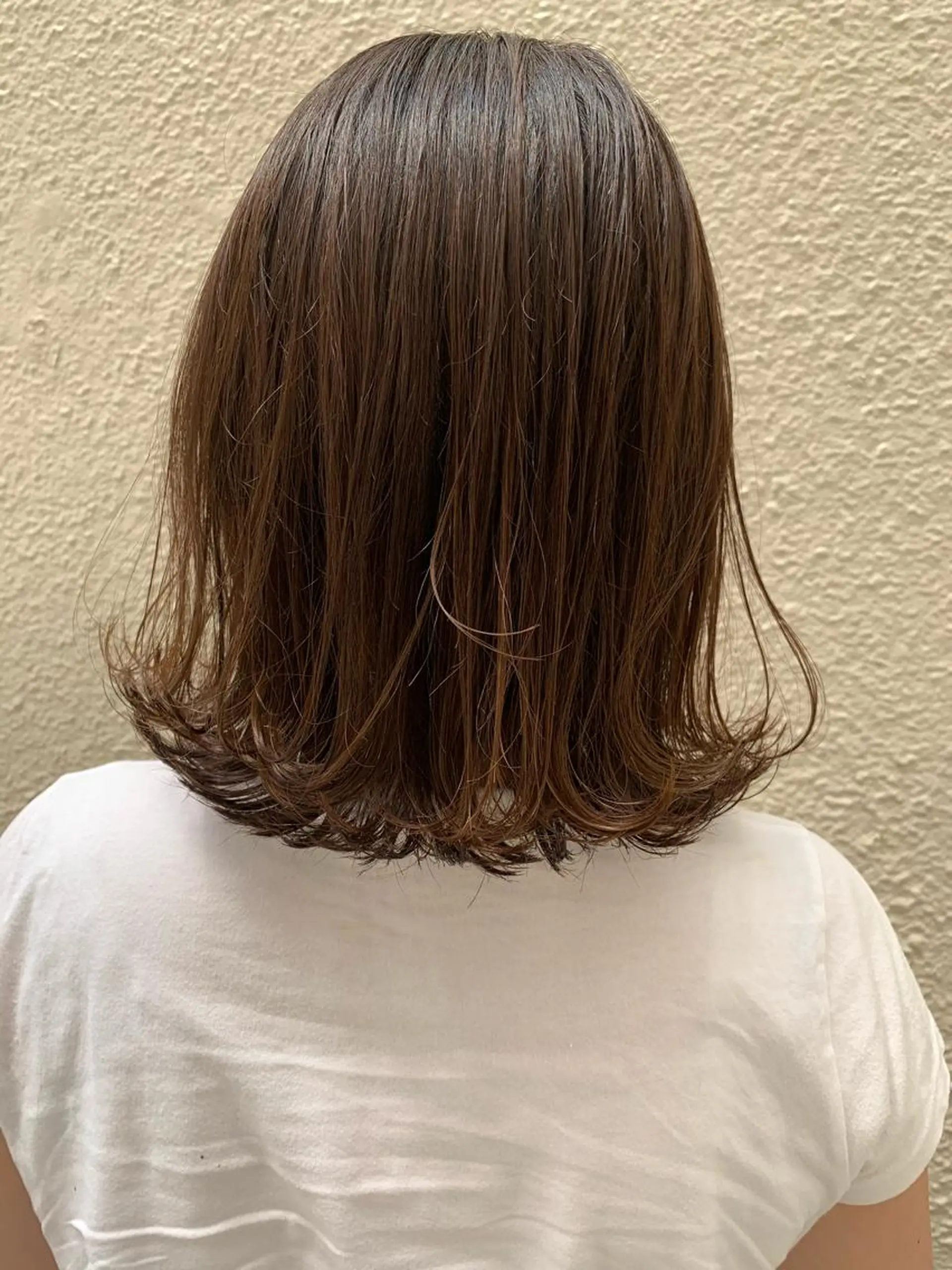 ミディアム ブリーチなしカラー/ 顔周りレイヤーカットのヘアスタイル