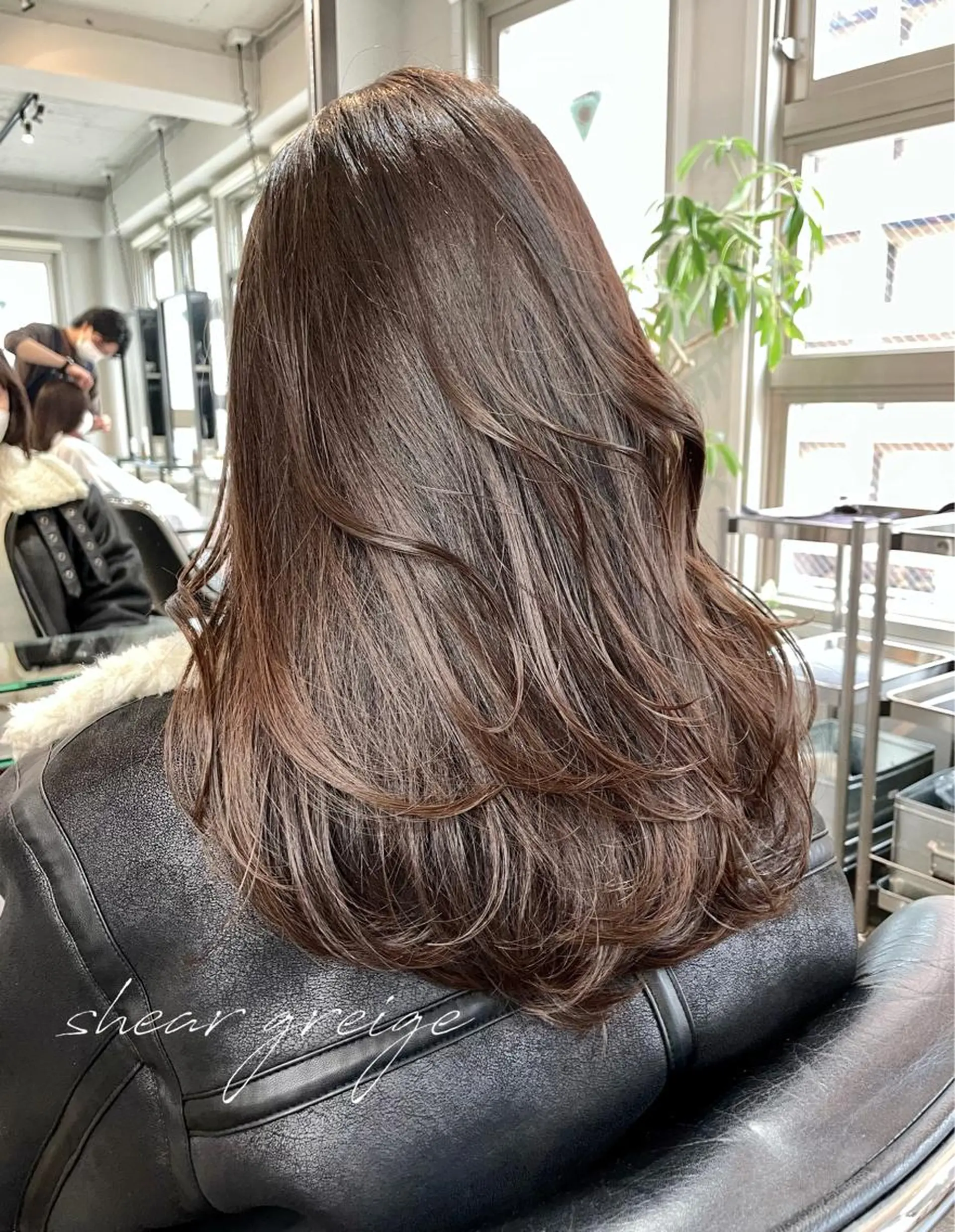 ロング カラー グレージュ シアーグレージュ レイヤーカット 元町神戸 國井椋介のヘアスタイル