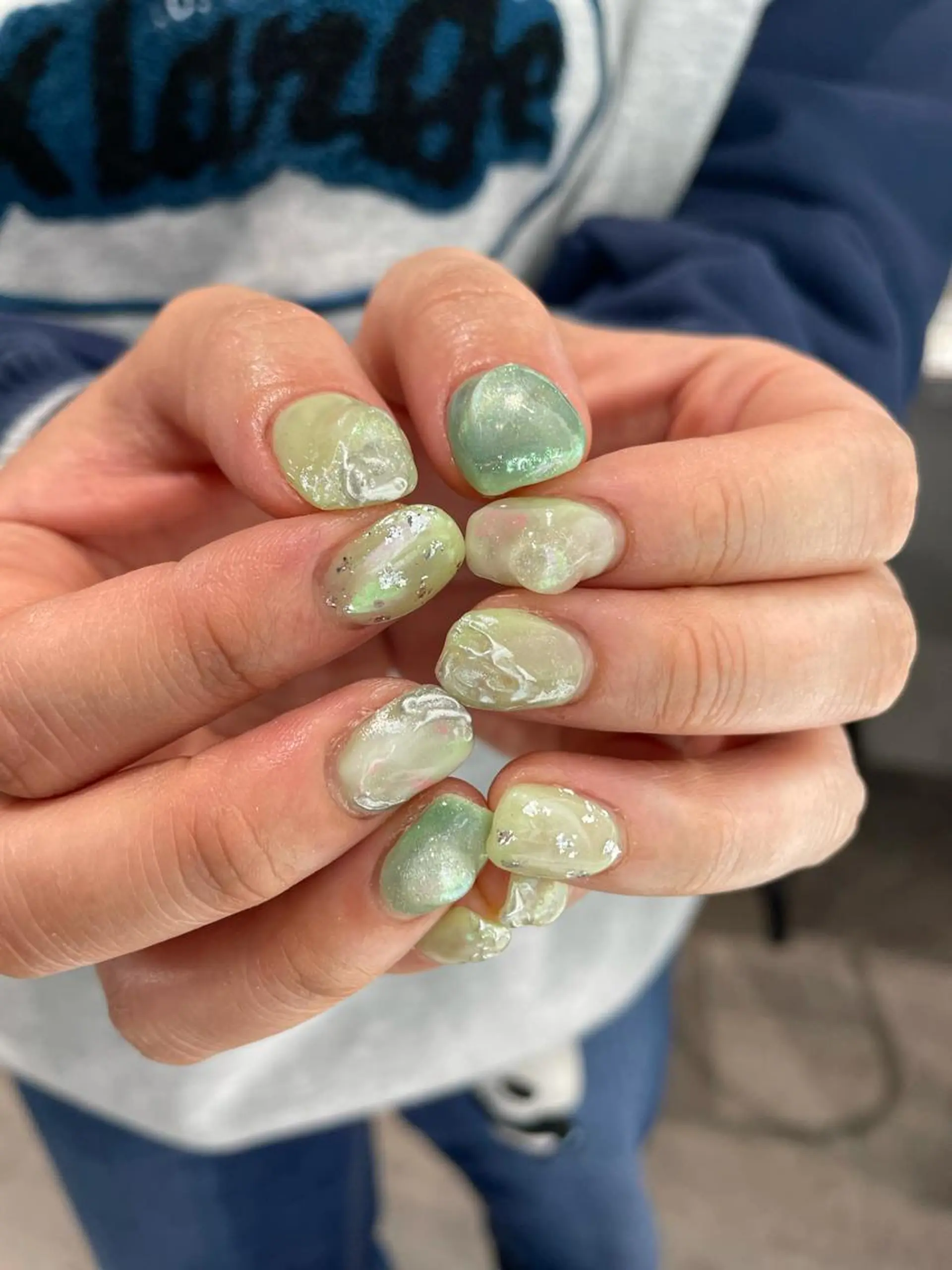 ネイル グリーン ニュアンスネイル シルバー ハンドネイル ナチュラル透明感🌱 小山美樹子のヘアスタイル