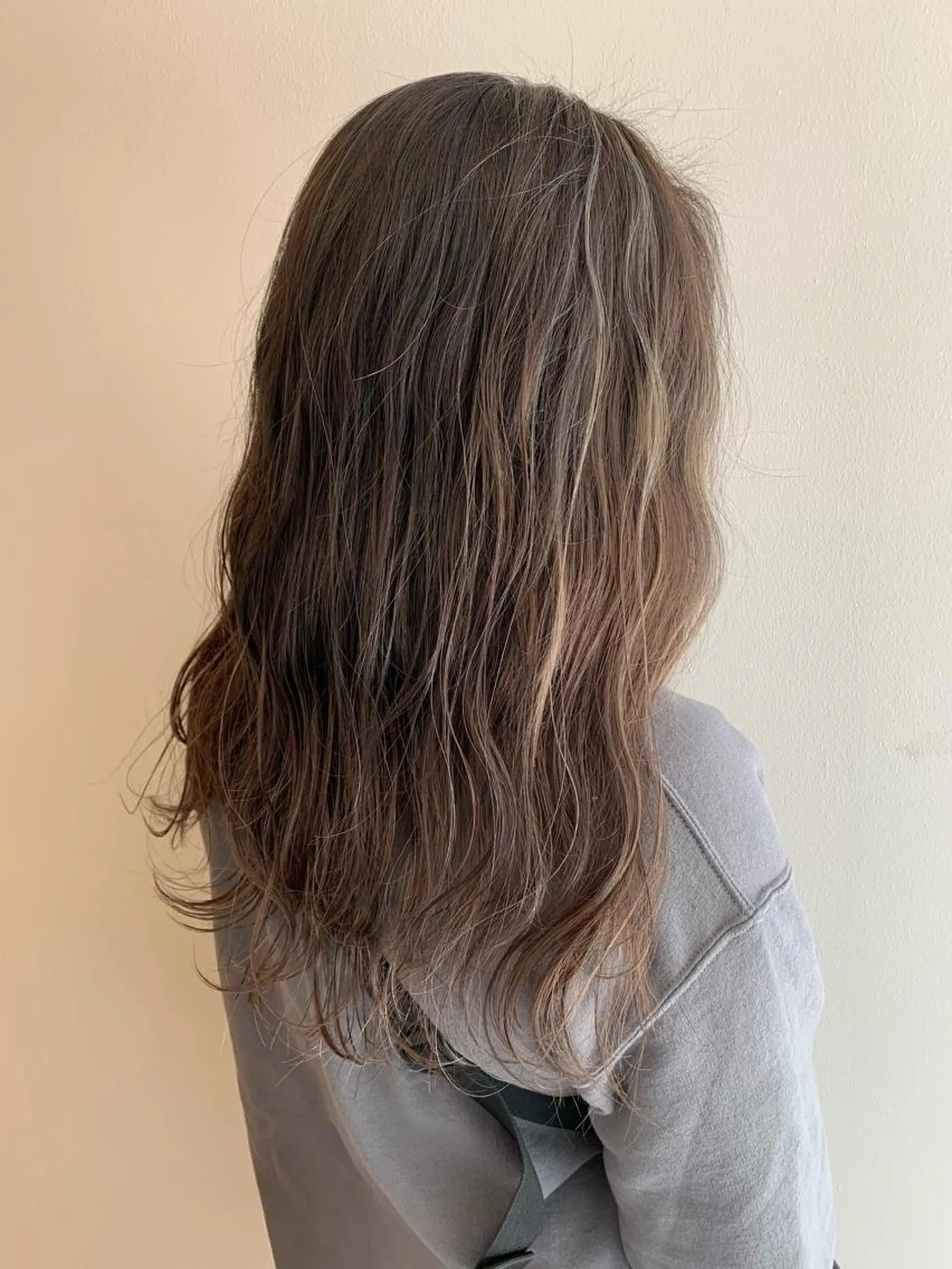 ロング カラー ヘアカラー ヘッドスパ 顔まわりカット✄ ベージュカラー🧸のヘアスタイル