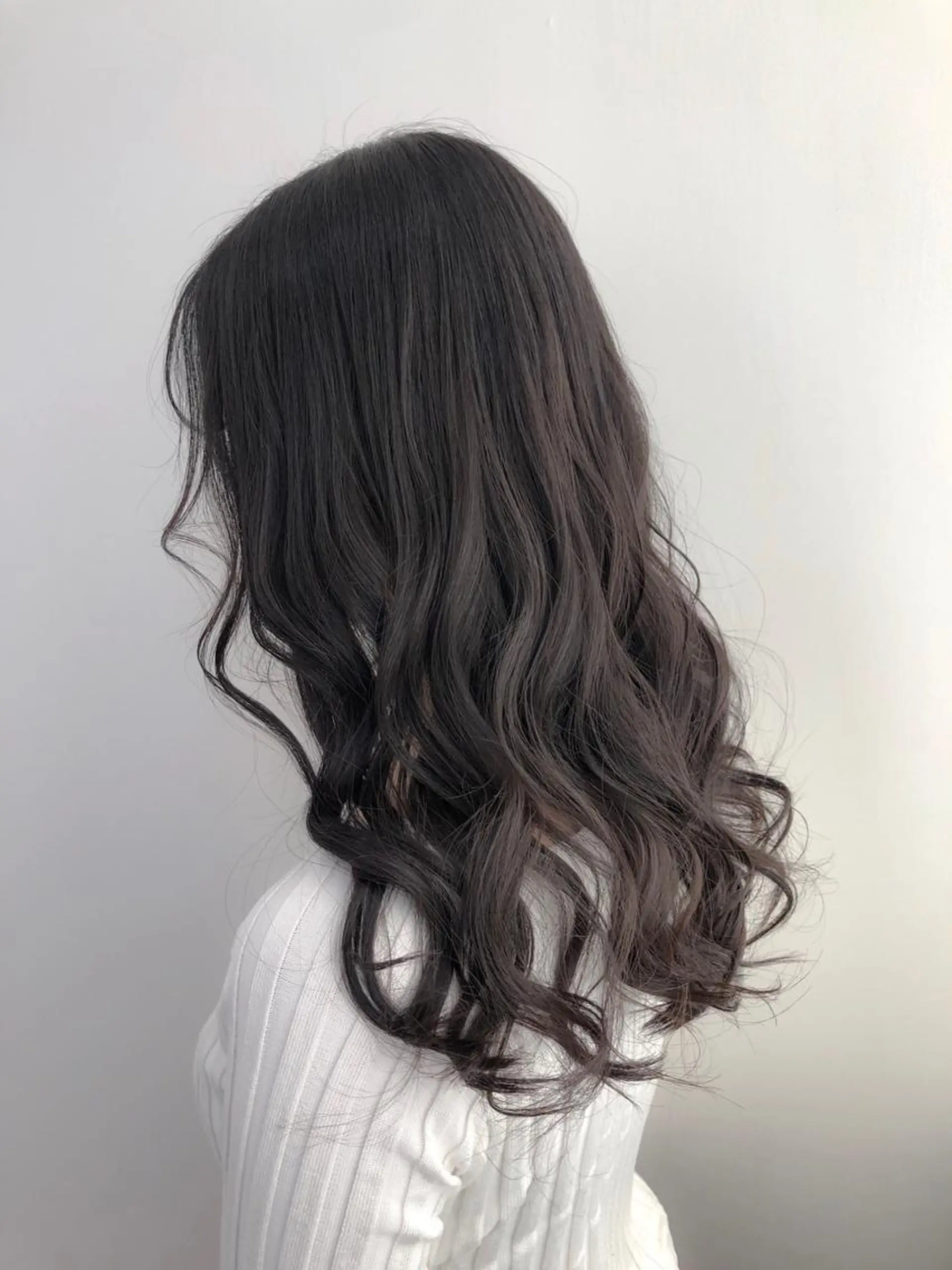 セミロング カラー アッシュ アッシュグレー ハイライトカラー ハイライト SALOWIN神戸三宮East店所属・【半個室、艶髪】西村 有司のヘアスタイル