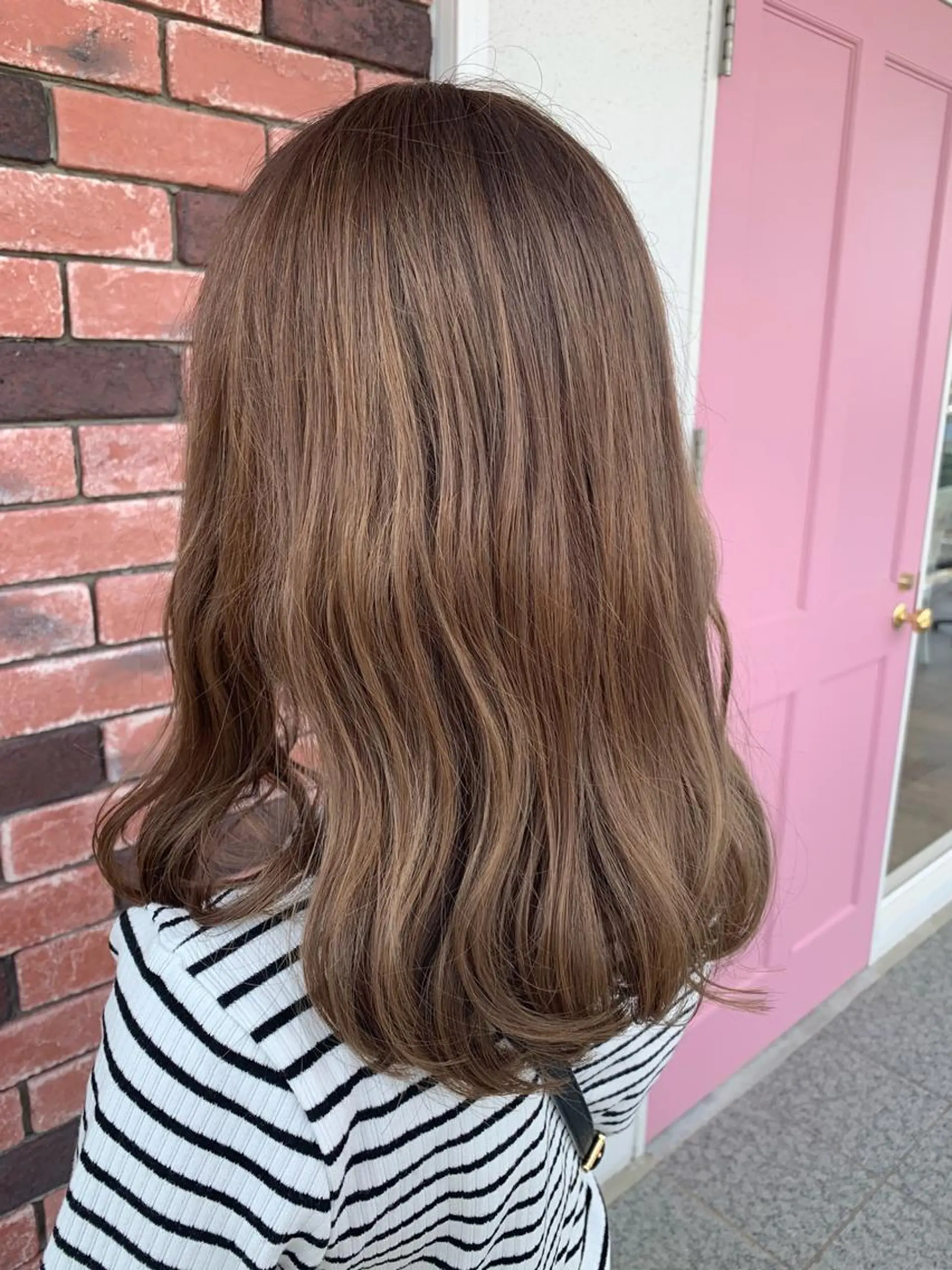 セミロング カラー ベージュカラー ブリーチ ミルクティーベージュ 工藤 萌香のヘアスタイル