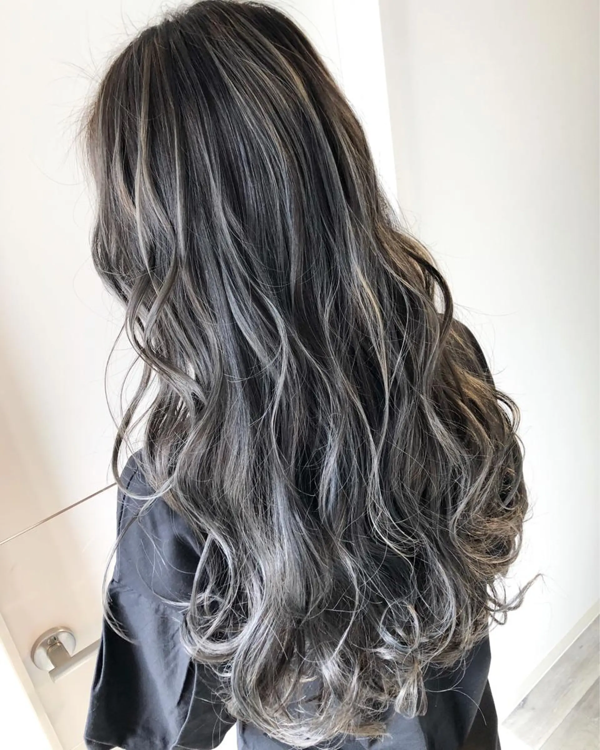 ロング カラー グレージュ ハイライトカラー 外国人風カラー ハイライト カット ヘアカラー Le/a谷町 野上幹太のヘアスタイル