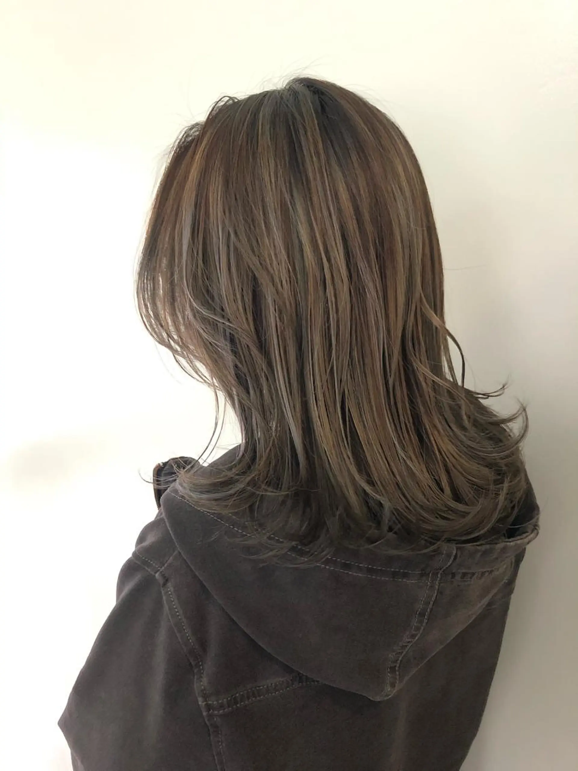 ミディアム カラー グレージュ ハイライトカラー ハイライト Bei Licoldo.Atole  ベイリコルド アトリ所属・ブリーチ、縮毛 髪質改善　宮城一真のヘアスタイル