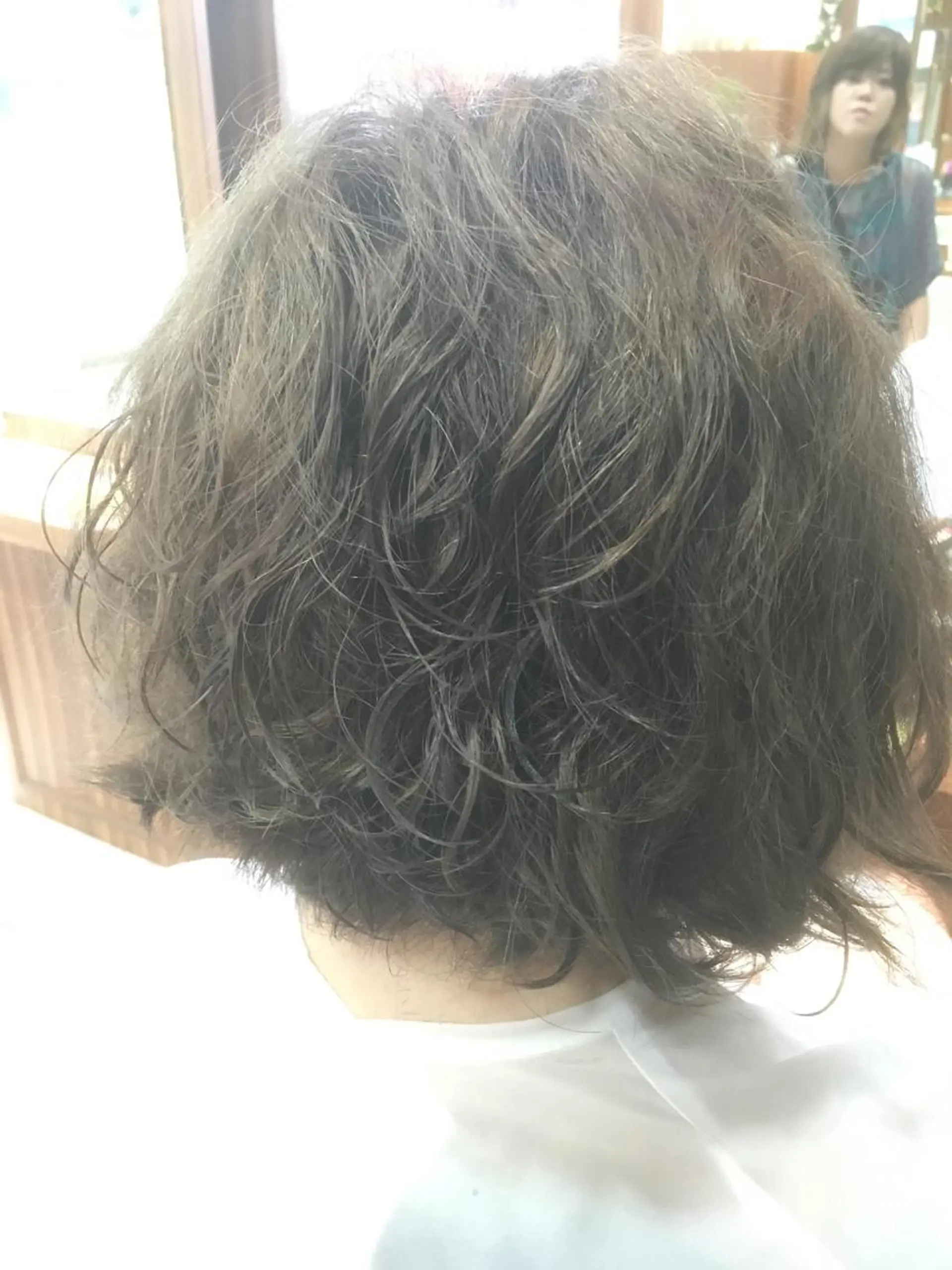 ショート カラー パーマ ブリーチ 白髪ぼかしハイライト 柳川拓哉のヘアスタイル