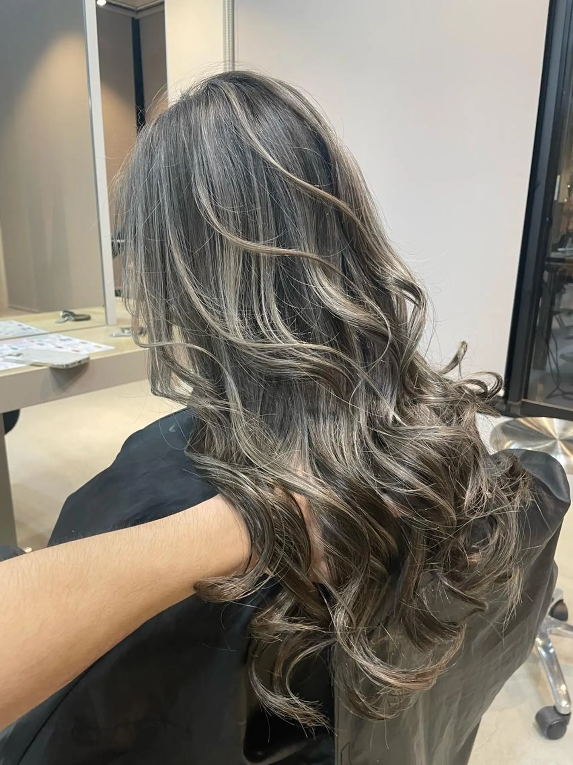 ロング カラー アディクシーカラー バレイヤージュ ベージュカラー ブリーチ ケアブリーチ Lia所属・皆木 智晴のヘアスタイル