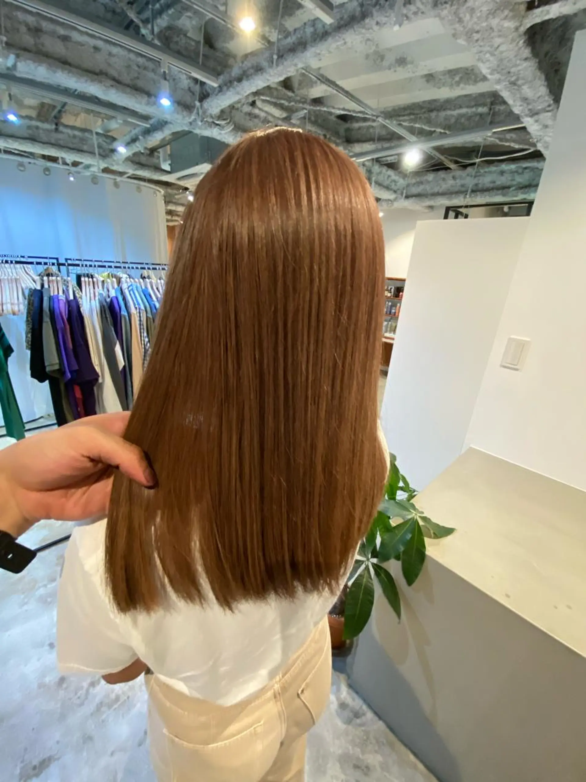 セミロング カラー LATTE  渋谷所属・♡レイヤーカット れお♡のヘアスタイル