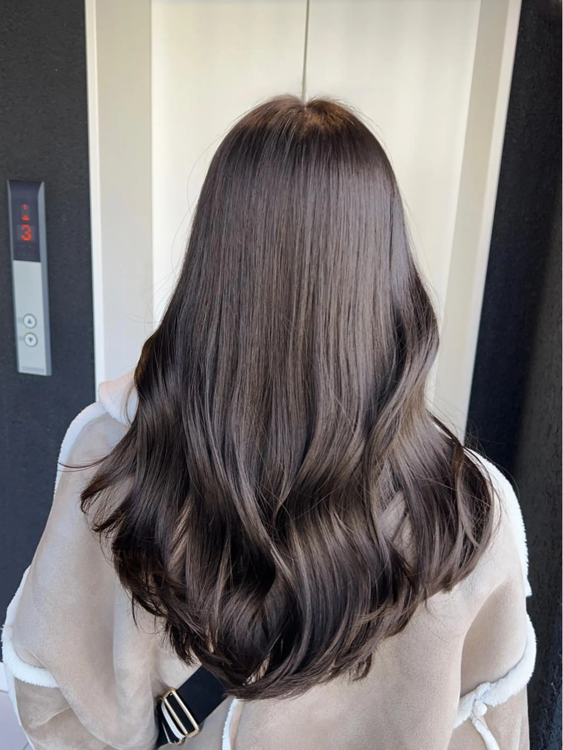 ロング アッシュ アッシュグレー アッシュグレージュ ヘアカラー 🫧髪質改善•艶カラ ー特化🫧谷奥甲太のヘアスタイル