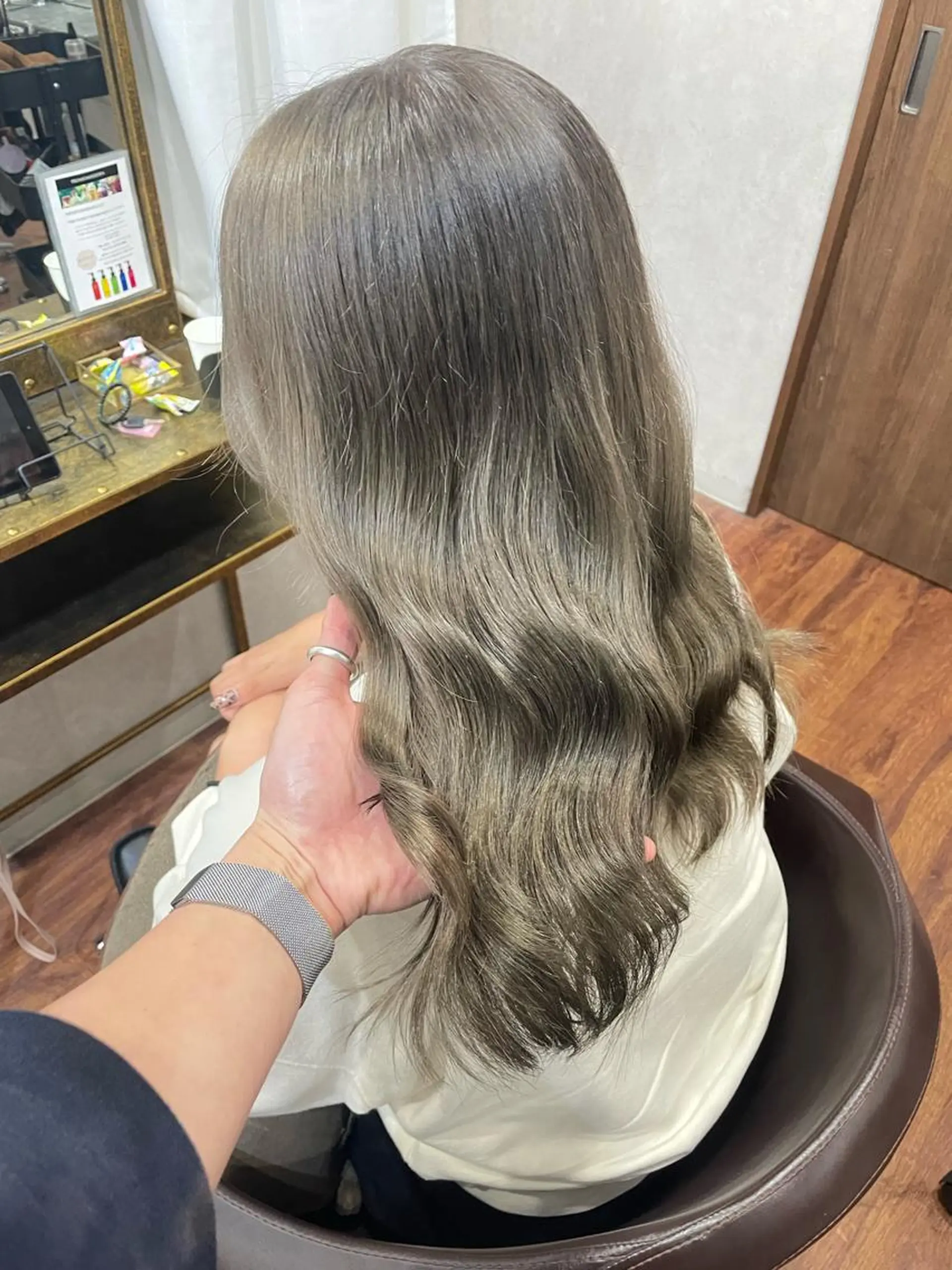 ミディアム カラー カット ヘアカラー トリートメント 井本翔太.髪質改善. ベージュ.グレージュのヘアスタイル