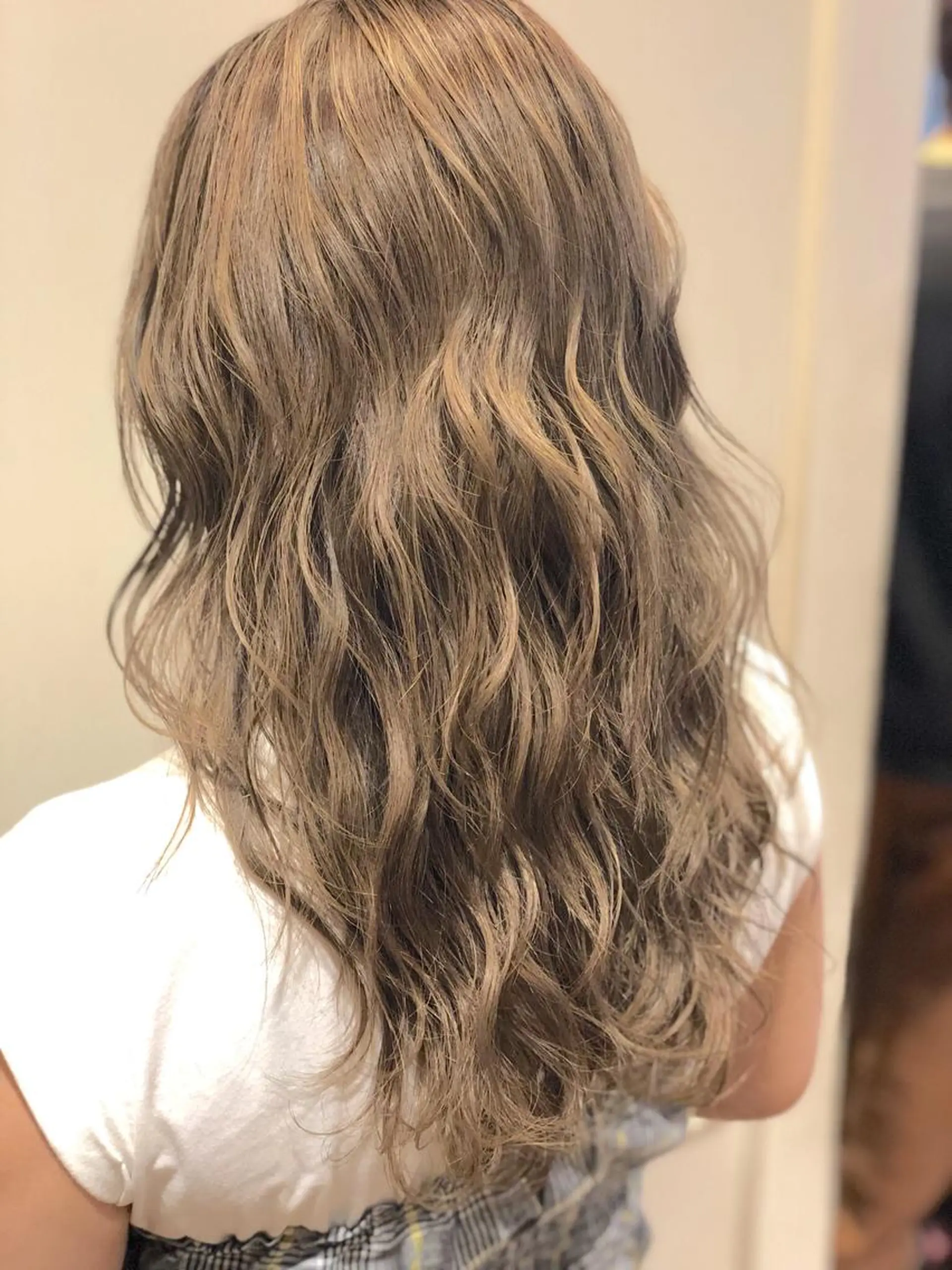 セミロング カラー ベージュカラー フォギーベージュ THINK SHOP KANTAのヘアスタイル