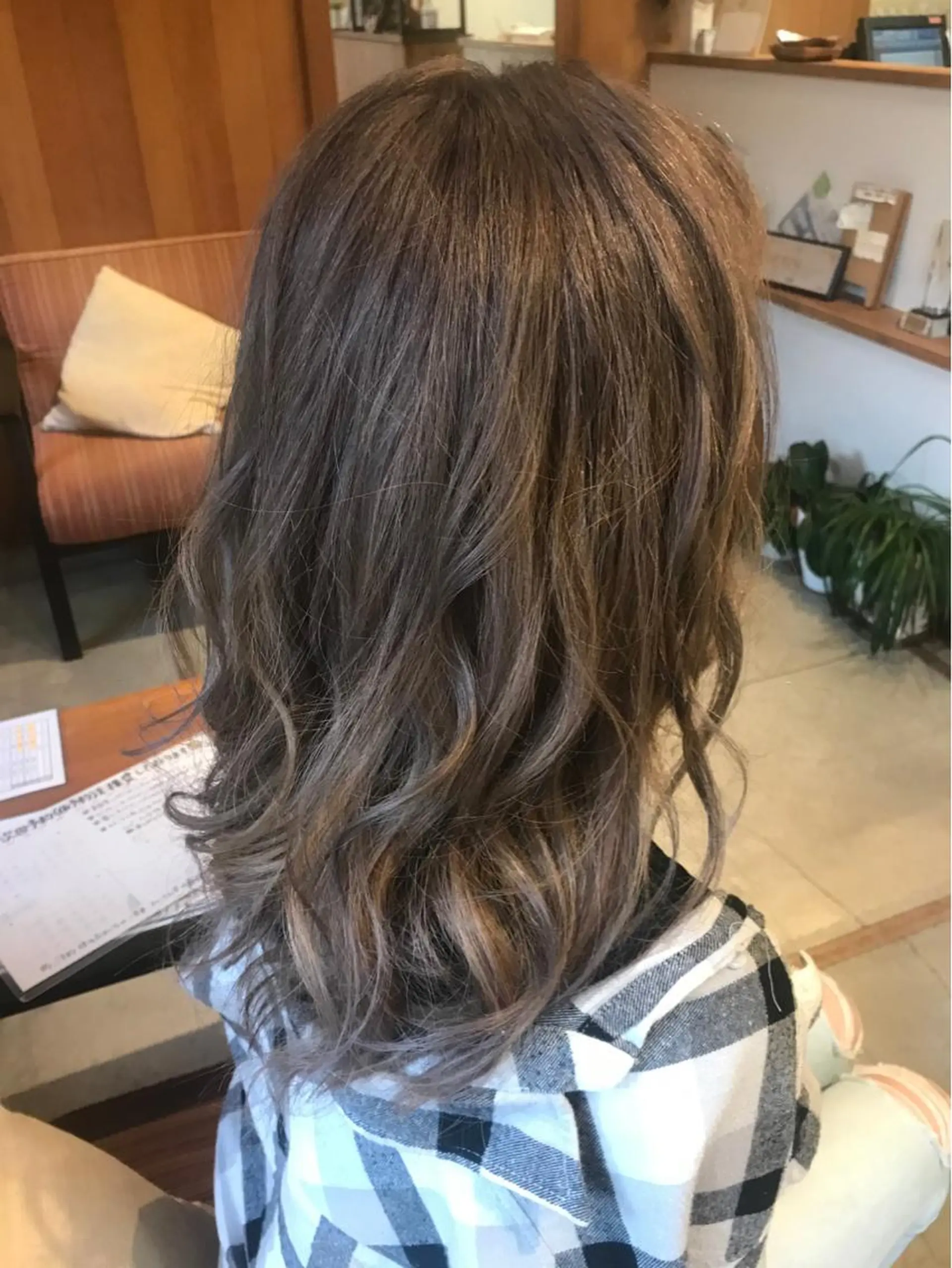セミロング カラー ハイライトカラー ハイライト chill out 南塚口本店のヘアスタイル