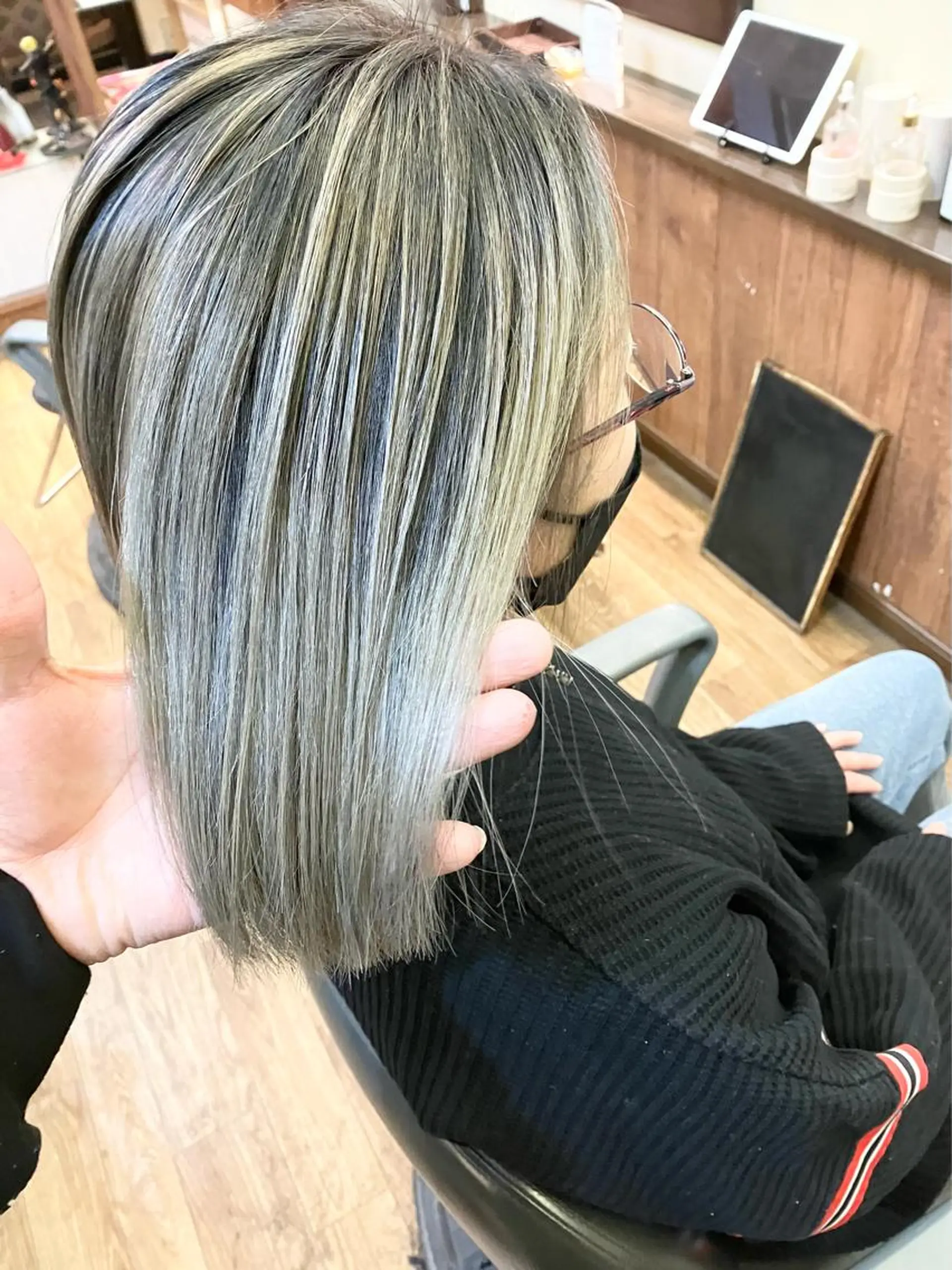 ミディアム カラー バレイヤージュ レイヤーカット ヘアークルーズ ピースのヘアスタイル