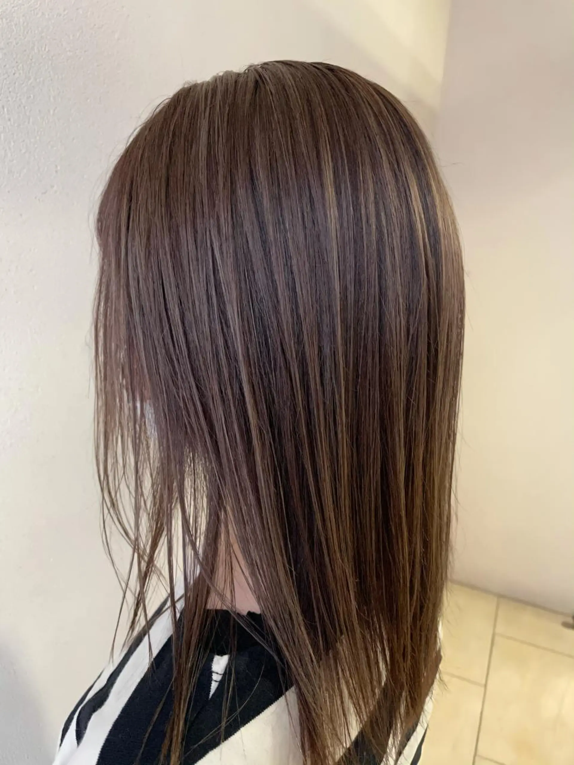 ミディアム カラー アッシュ ブリーチ ハイライトカラー ラベンダーカラー ラベンダーアッシュ 沢田 瞳のヘアスタイル