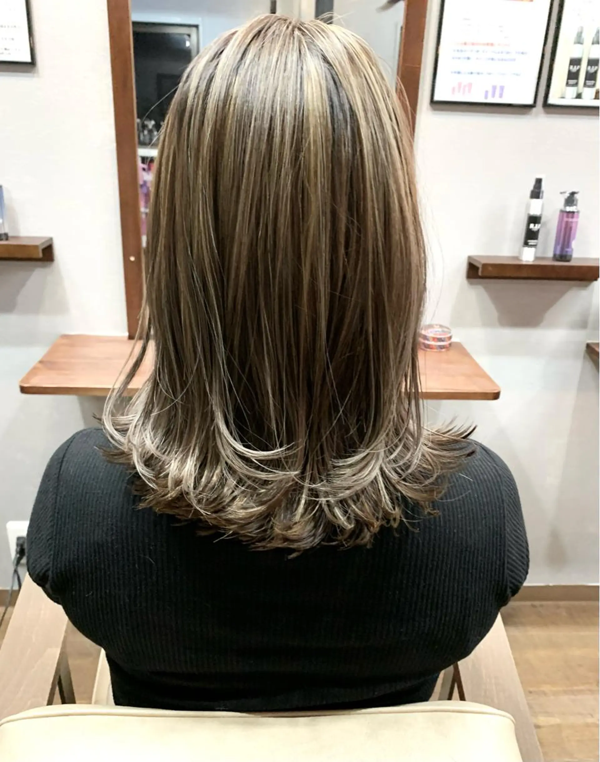 ミディアム カラー ヘアアレンジ ベージュカラー ハイライトカラー ボブ ハイライト 外ハネヘア カット ヘアカラー トリートメント リップカール 神戸のヘアスタイル