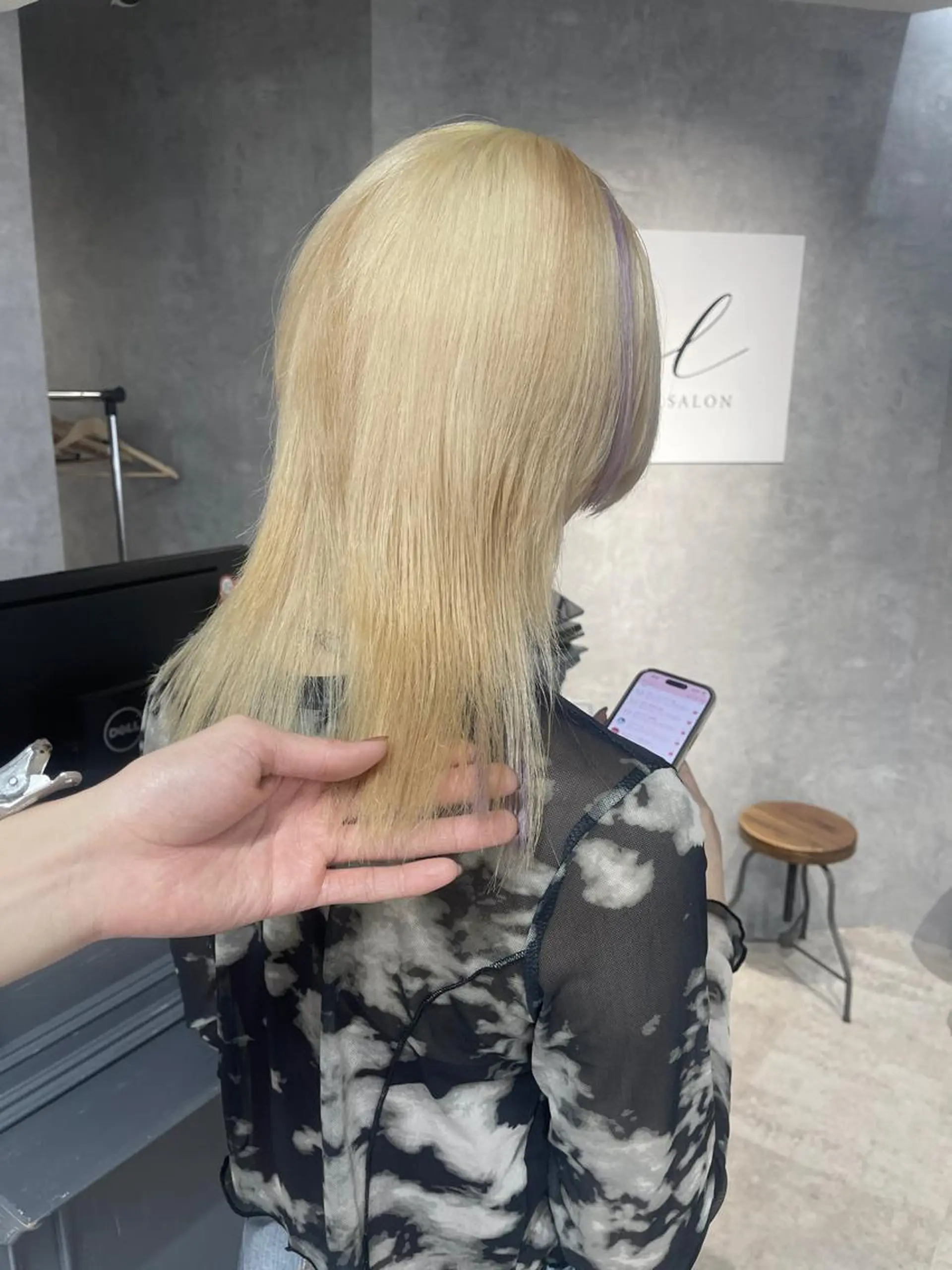 ロング カラー ブリーチ ケアブリーチ ハイライトカラー インナーカラー ハイライト カット ヘアカラー オフホワイトアンドなんば所属・福西 洋斗のヘアスタイル