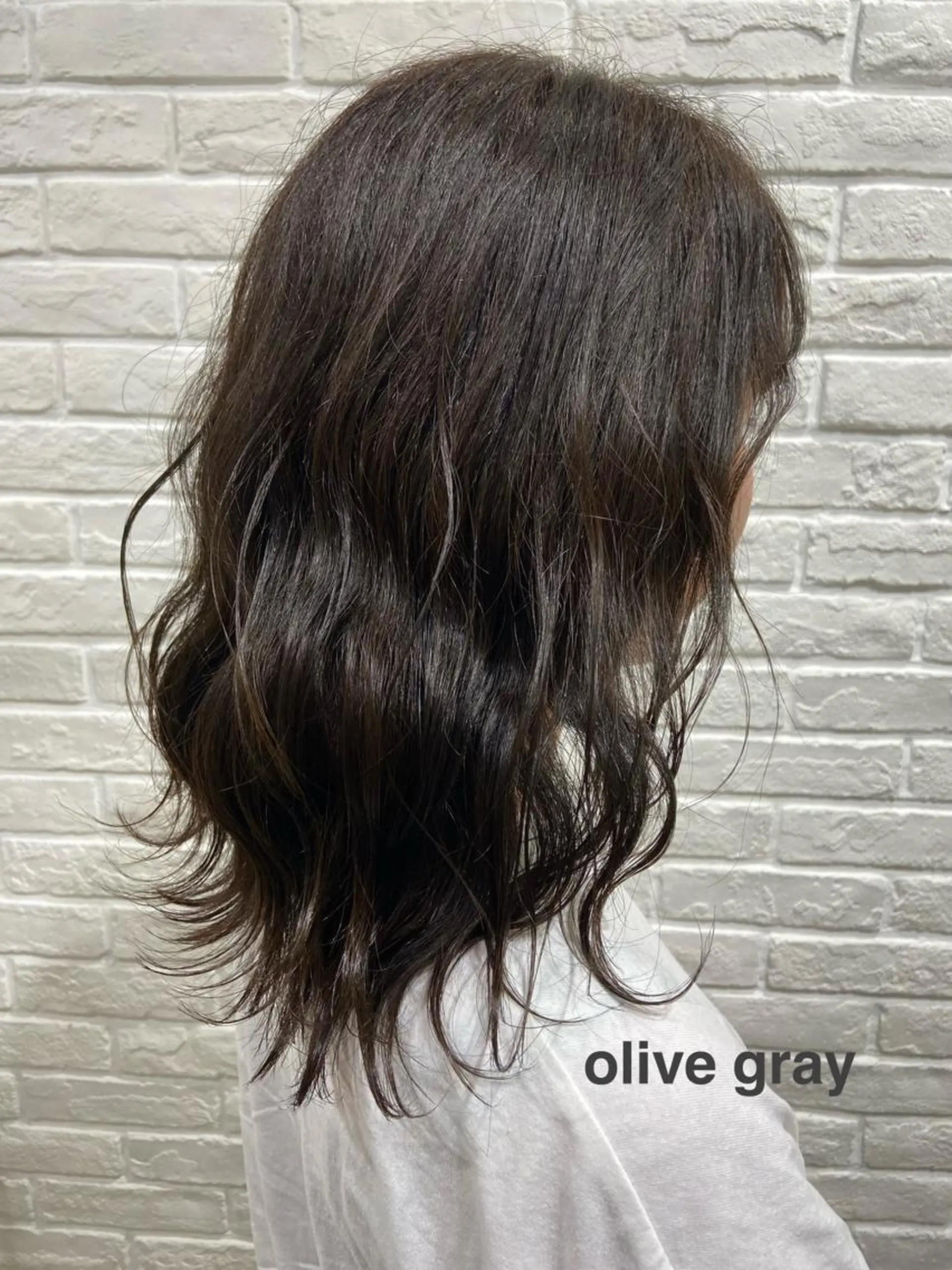 セミロング カラー merc.🌿💚 八幡真衣のヘアスタイル