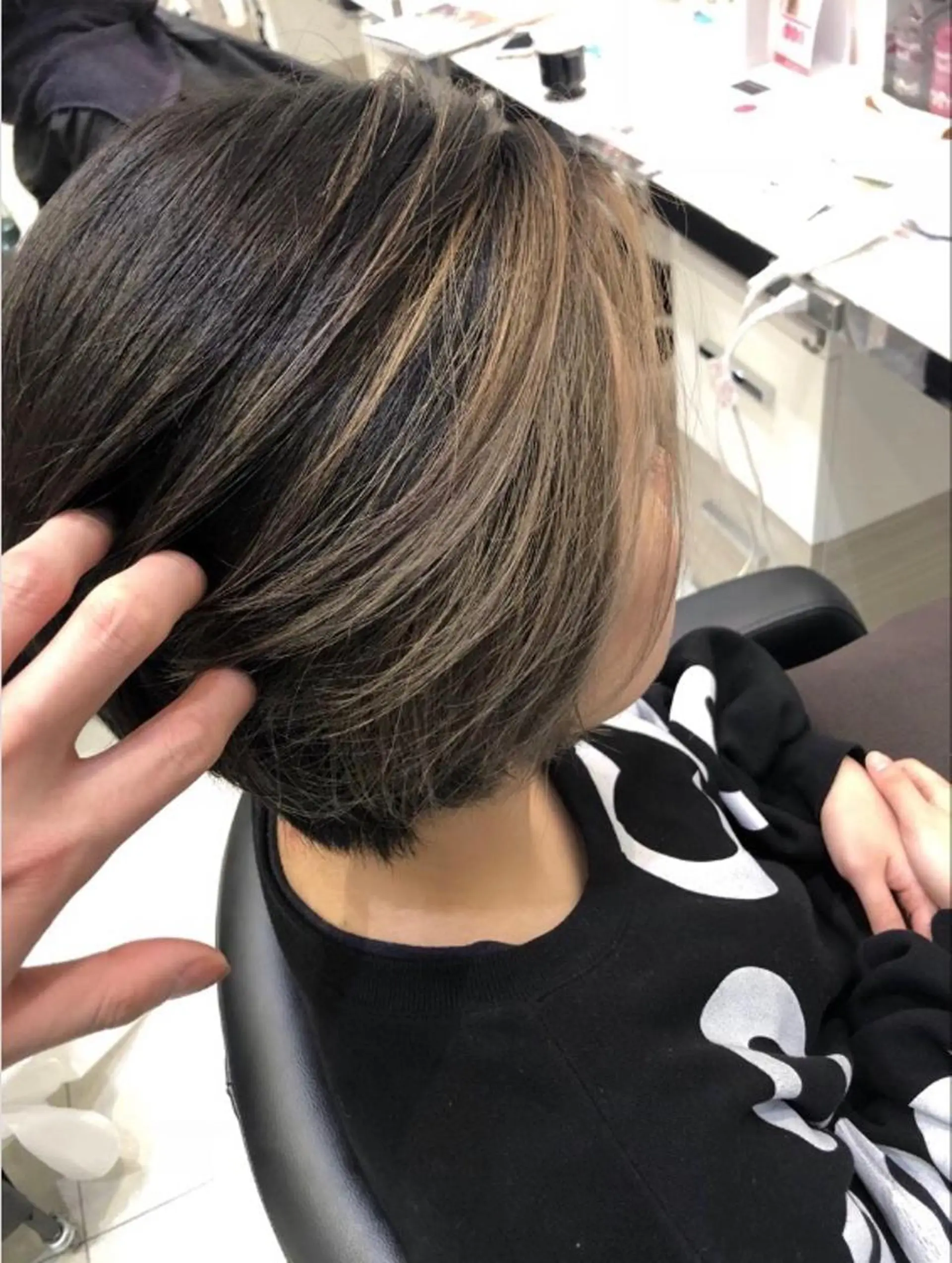 ショート カラー ベージュカラー ヘアカラー 岸 保奈美のヘアスタイル