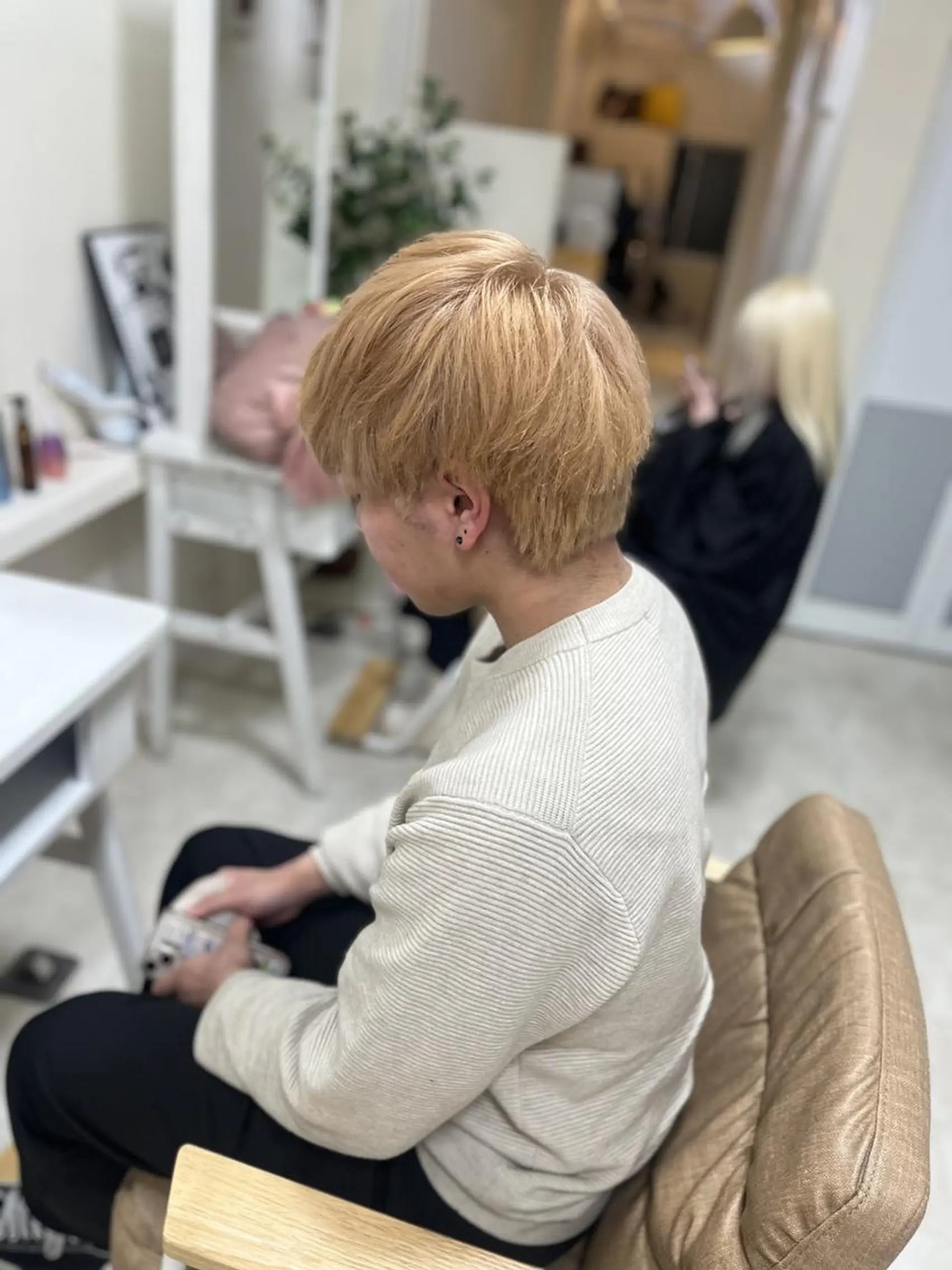 セミロング カラー ヘアカラー トリートメント ブリーチ特化型✂️ ハイトーンカラー👨のヘアスタイル