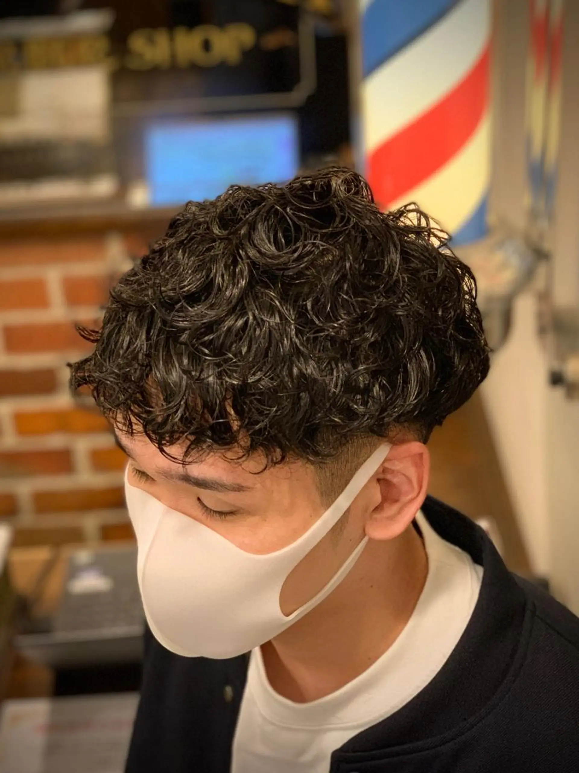 ミディアム パーマ HIRO銀座　バーバーショップ丸の内所属・ヒロ銀座 林のヘアスタイル