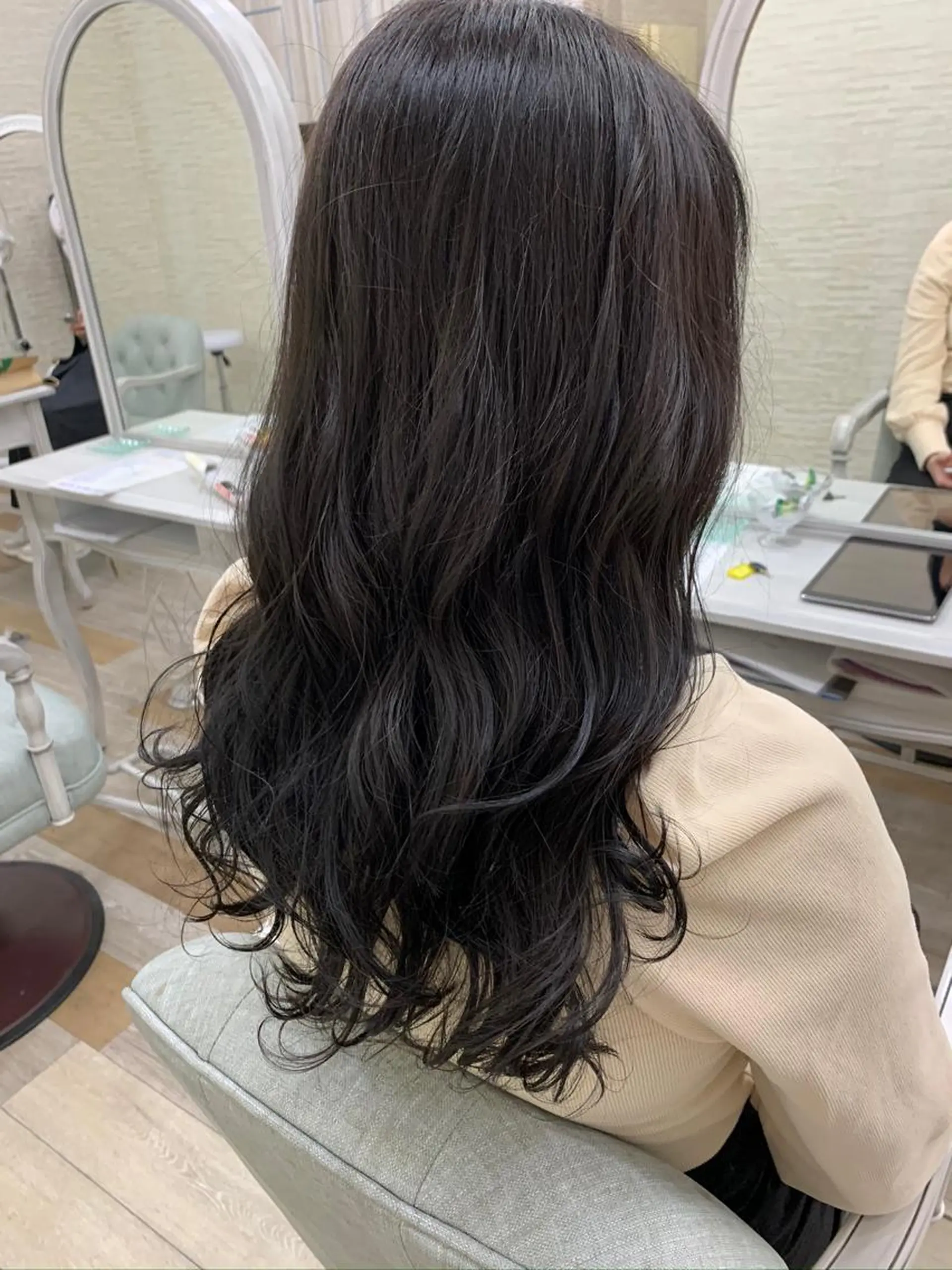 ロング カラー ダークグレー ダークグレージュ グレージュ 小笠原 菜緒のヘアスタイル